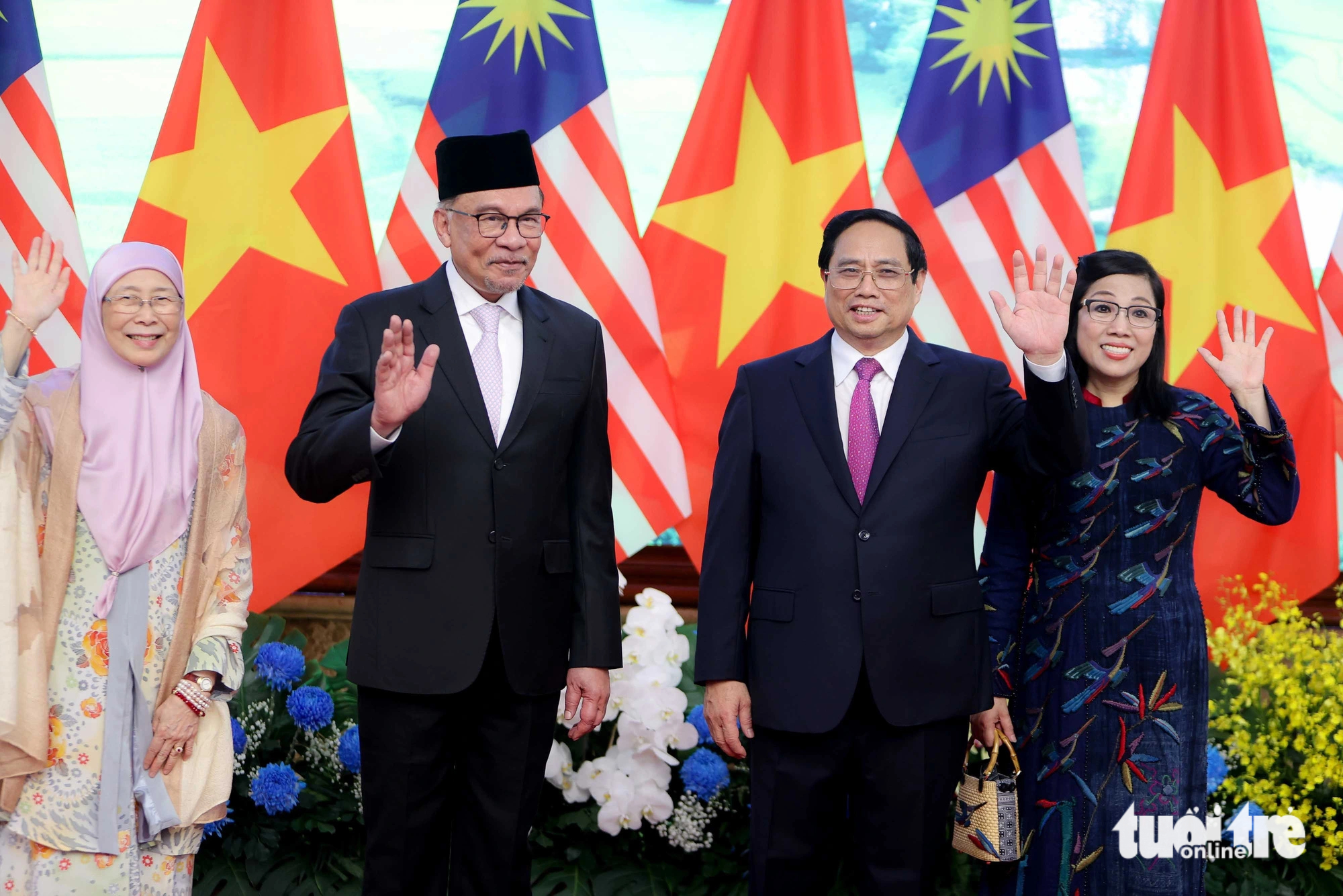 Thủ tướng Phạm Minh Chính và phu nhân cùng Thủ tướng Malaysia Anwar Ibrahim và phu nhân chụp ảnh trước hội đàm - Ảnh: NGUYỄN KHÁNH