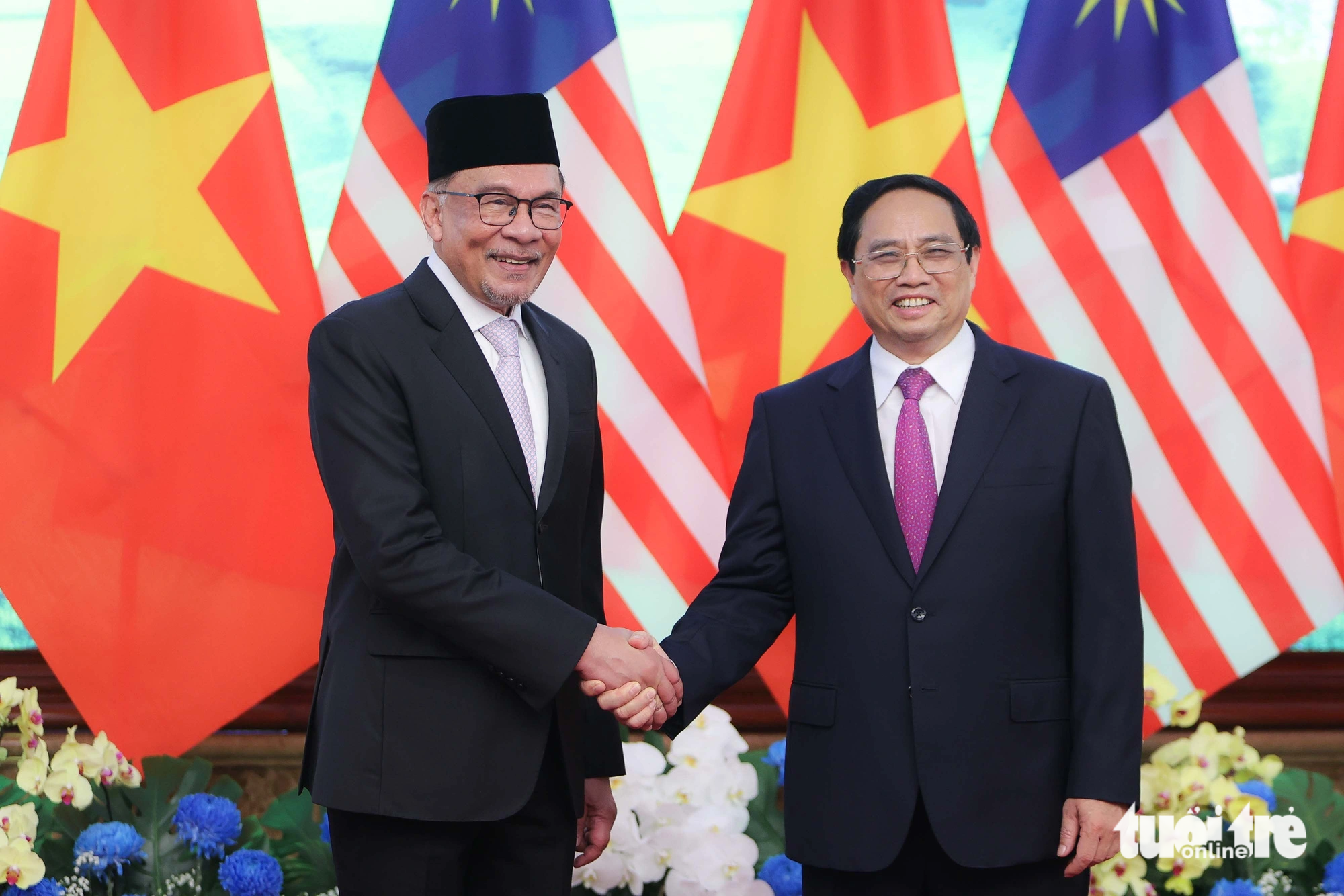 Hai Thủ tướng vui mừng khi gặp lại nhau. Trong Hội nghị cấp cao ASEAN vừa qua tại Indonesia, Thủ tướng Phạm Minh Chính và Thủ tướng Malaysia Anwar Ibrahim đã gặp nhau, trao đổi về nhiều vấn đề - Ảnh: NGUYỄN KHÁNH