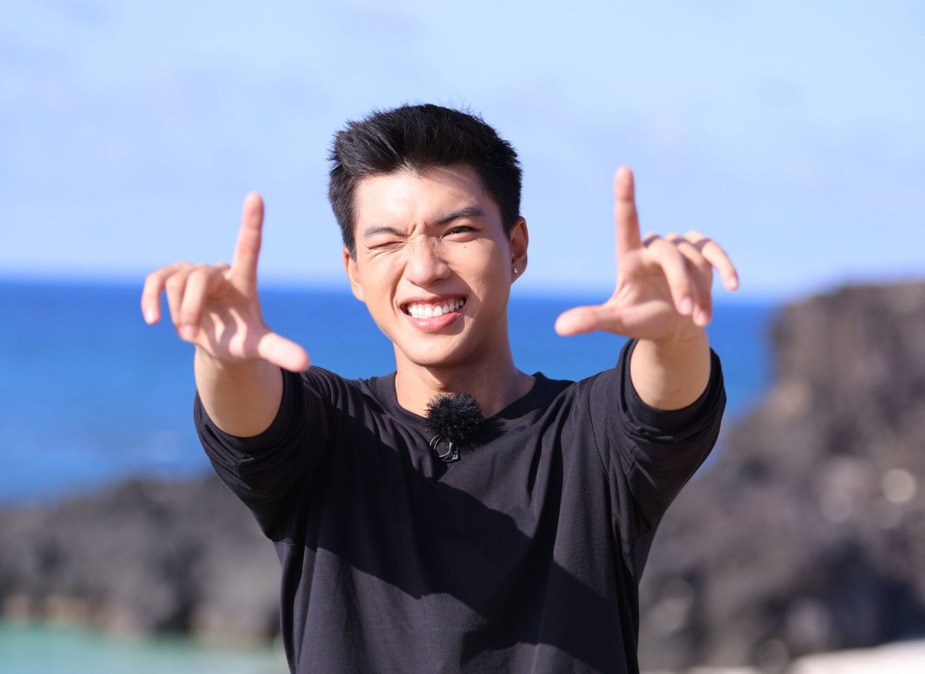 HIEUTHUHAI は、1 泊 2 日のショーの聴衆の間ではよく知られた名前になりました。 HIEUTHUHAI は、1 泊 2 日のショーの聴衆の間ではよく知られた名前になりました。