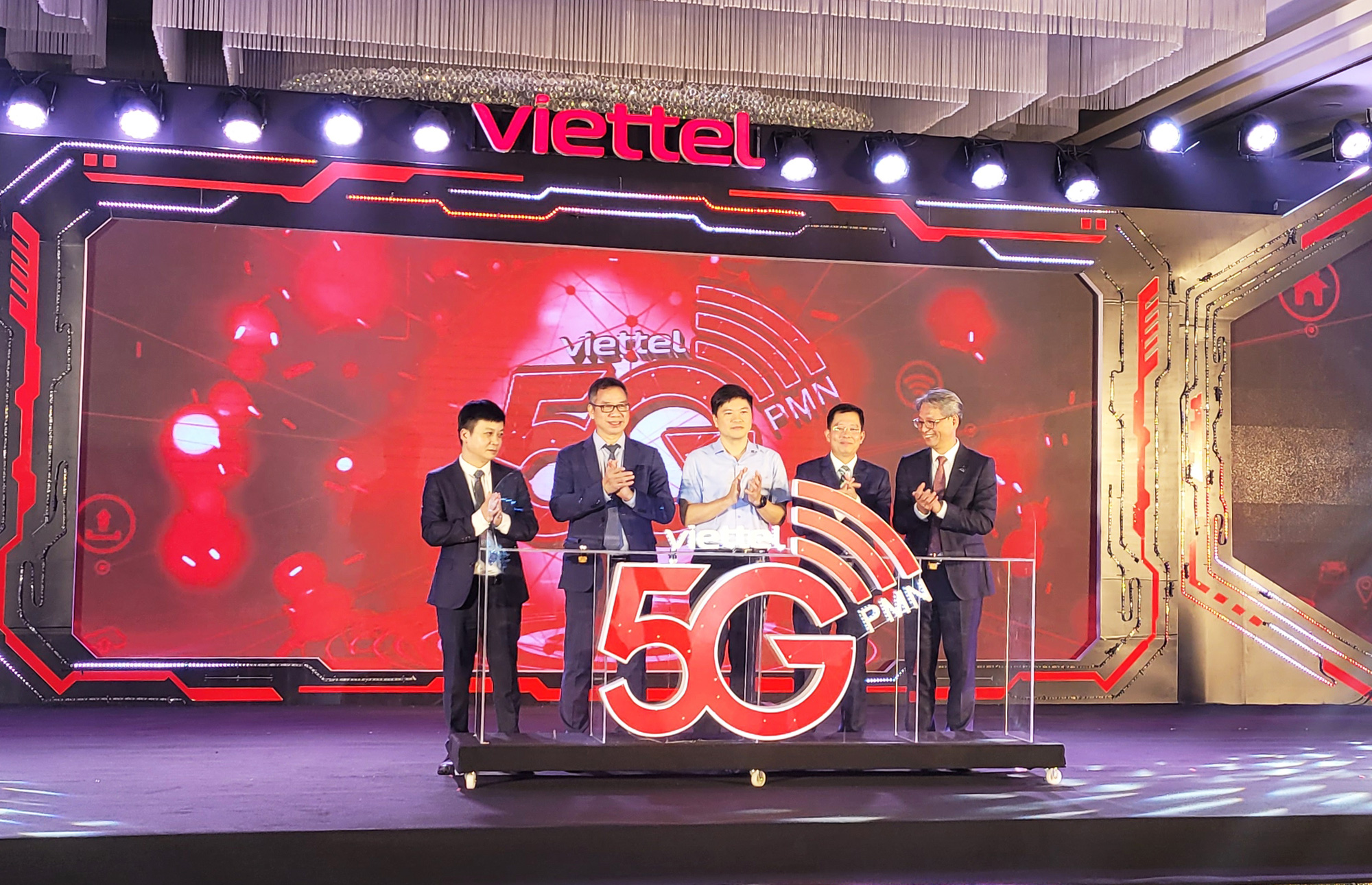 Thử nghiệm thành công mạng 5G cho nhà máy thông minh ở Hải Phòng - Ảnh 1. Các đại biểu tại buổi lễ công bố thử nghiệm thành công dịch vụ mạng 5G cho nhà máy thông minh tại Hải Phòng - Ảnh: TIẾN THẮNG