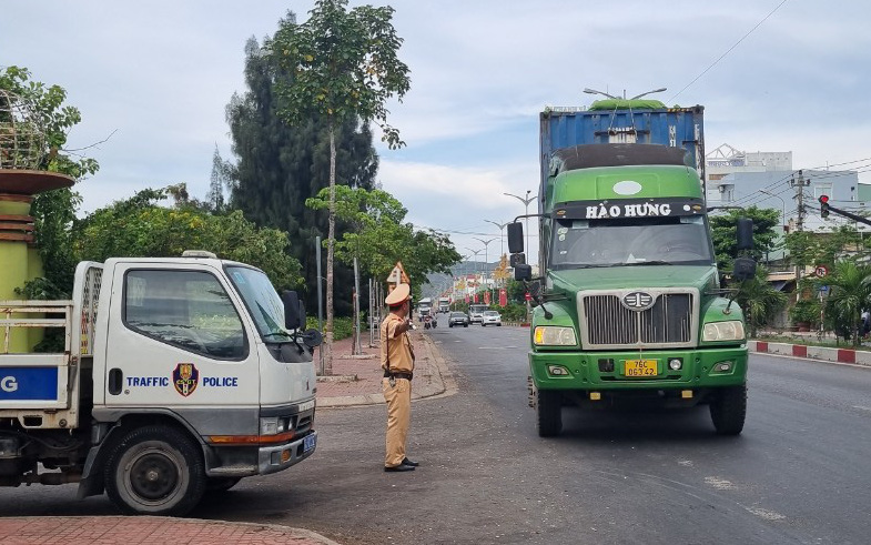 Chủ tịch tỉnh Bình Định quay video xe chở dăm gỗ rơi vãi, yêu cầu giám đốc sở xử lý