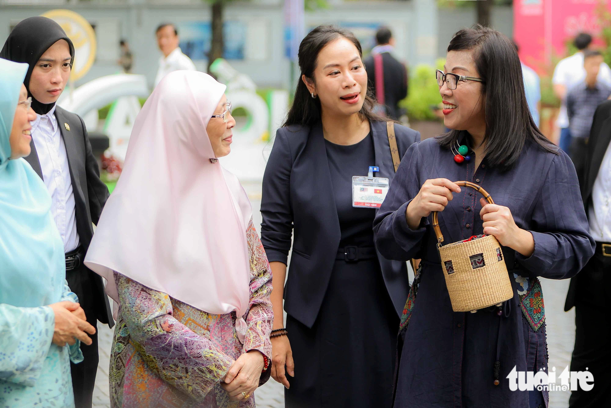Phu nhân Lê Thị Bích Trân đang giới thiệu tới bà Wan Azizah binti Wan Ismail - phu nhân Thủ tướng Malaysia về chiếc túi được làm bằng bèo tây, tre và thổ cẩm Việt Nam - Ảnh: NGUYỄN KHÁNH