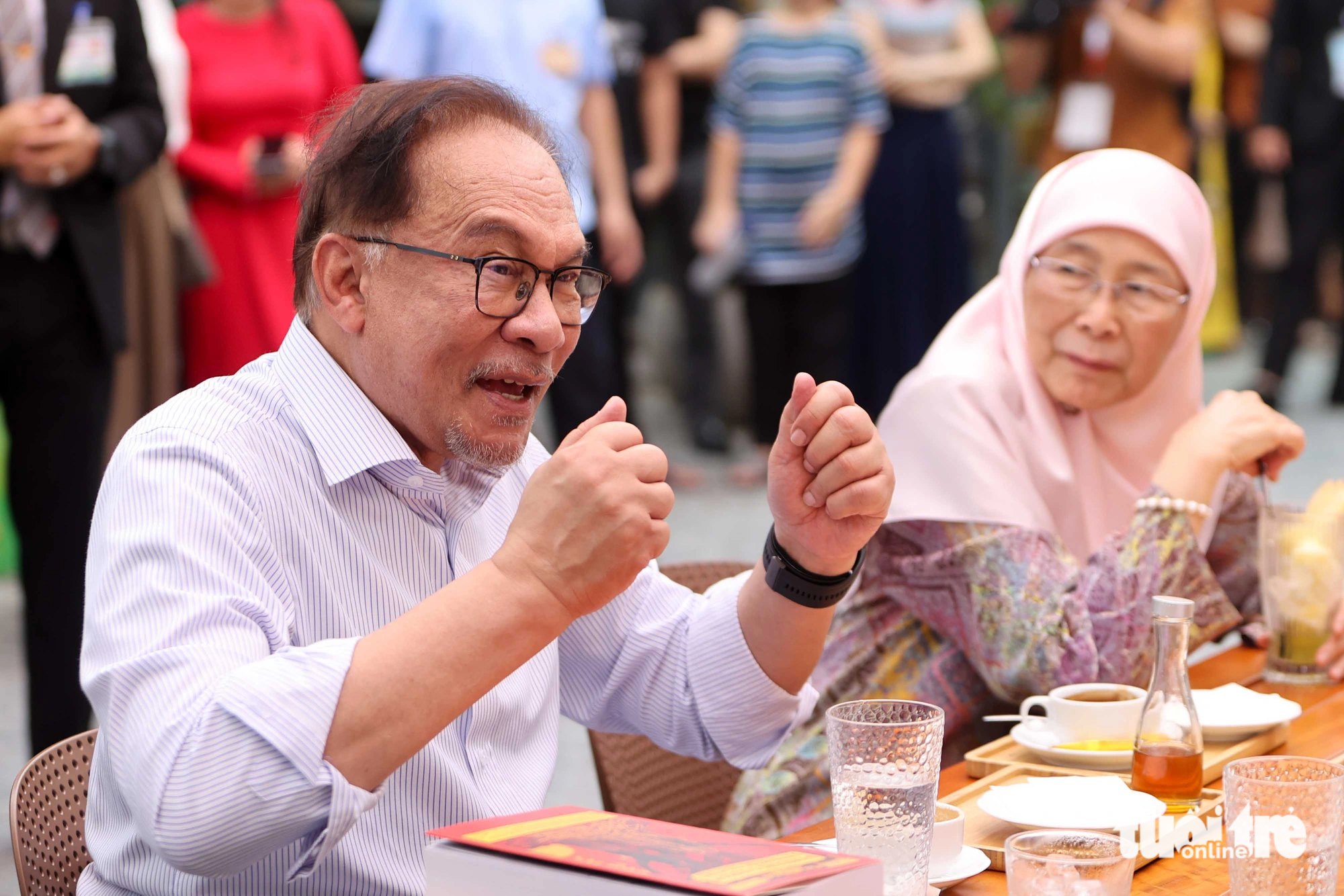 Đáp lại tình cảm nồng hậu của Thủ tướng Phạm Minh Chính và phu nhân, Thủ tướng Malaysia Anwar Ibrahim đã tặng cuốn "Malaysia Madani" do chính ông viết nói về mục tiêu xây dựng đất nước Malaysia dưới thời ông, trong ảnh thủ tướng Malaysia đang giải thích về tên gọi của cuốn sách - Ảnh: NGUYỄN KHÁNH