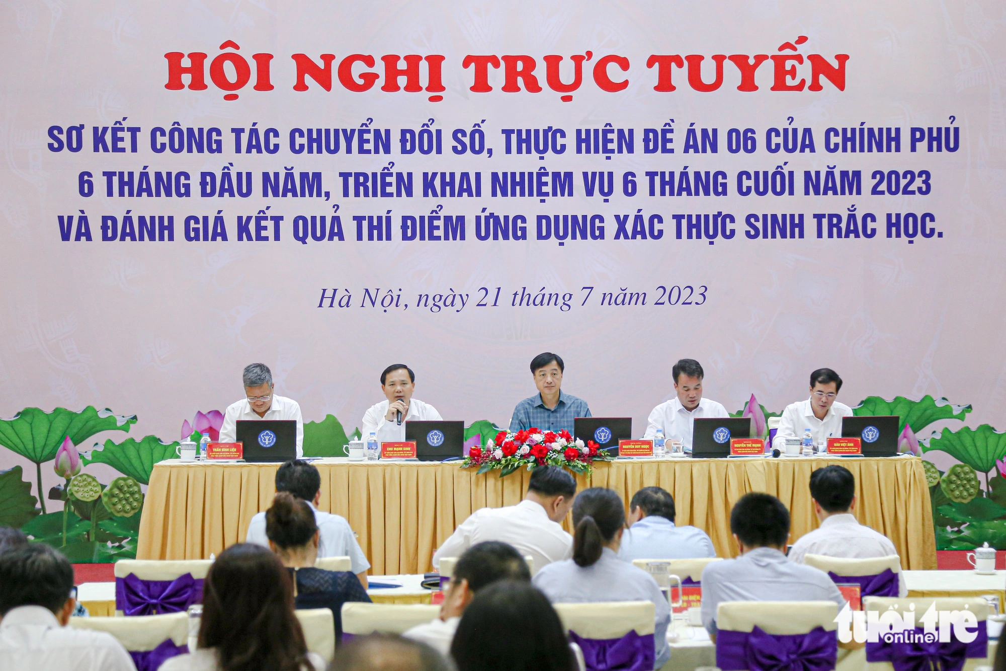 Hội nghị trực tuyến có đại diện của các bộ ngành trong tổ công tác đề án 06 - Ảnh: HÀ QUÂN