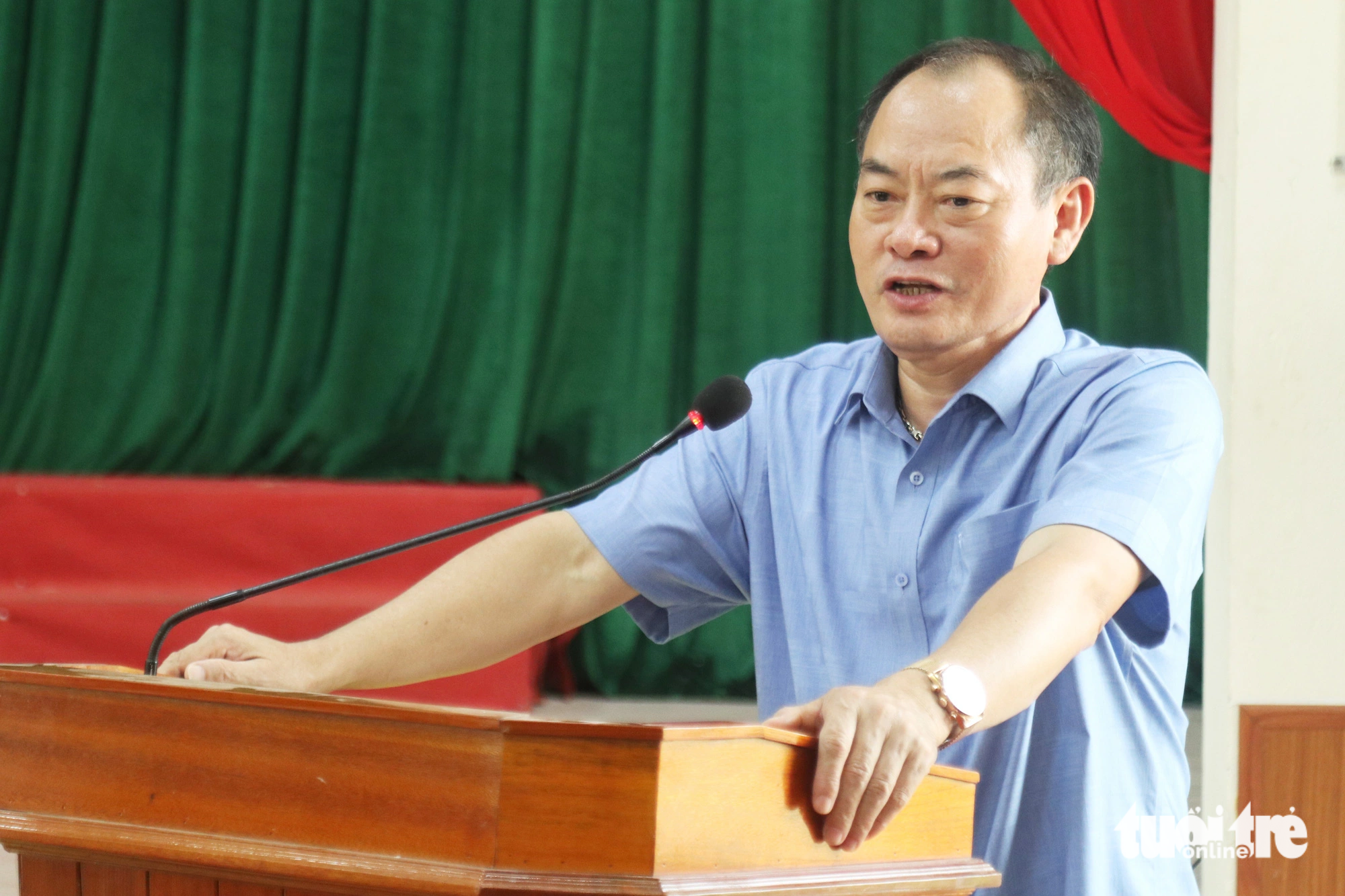 Ông Lê Tiến Trị - trưởng Ban Quản lý Khu kinh tế Đông Nam nói các vấn đề pháp lý triển khai dự án tại xã Nghi Thiết - Ảnh: DOÃN HÒA