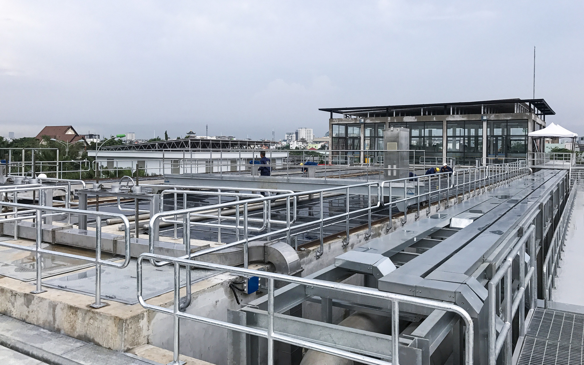Nhà máy nằm tại quận 12 thiếu nước thải để xử lý: Chờ dự án 352 triệu USD- Ảnh 3. Tham Lương - Bến Cát: Kênh vẫn đen hôi cạnh nhà máy xử lý nước thải ngàn tỉ...
