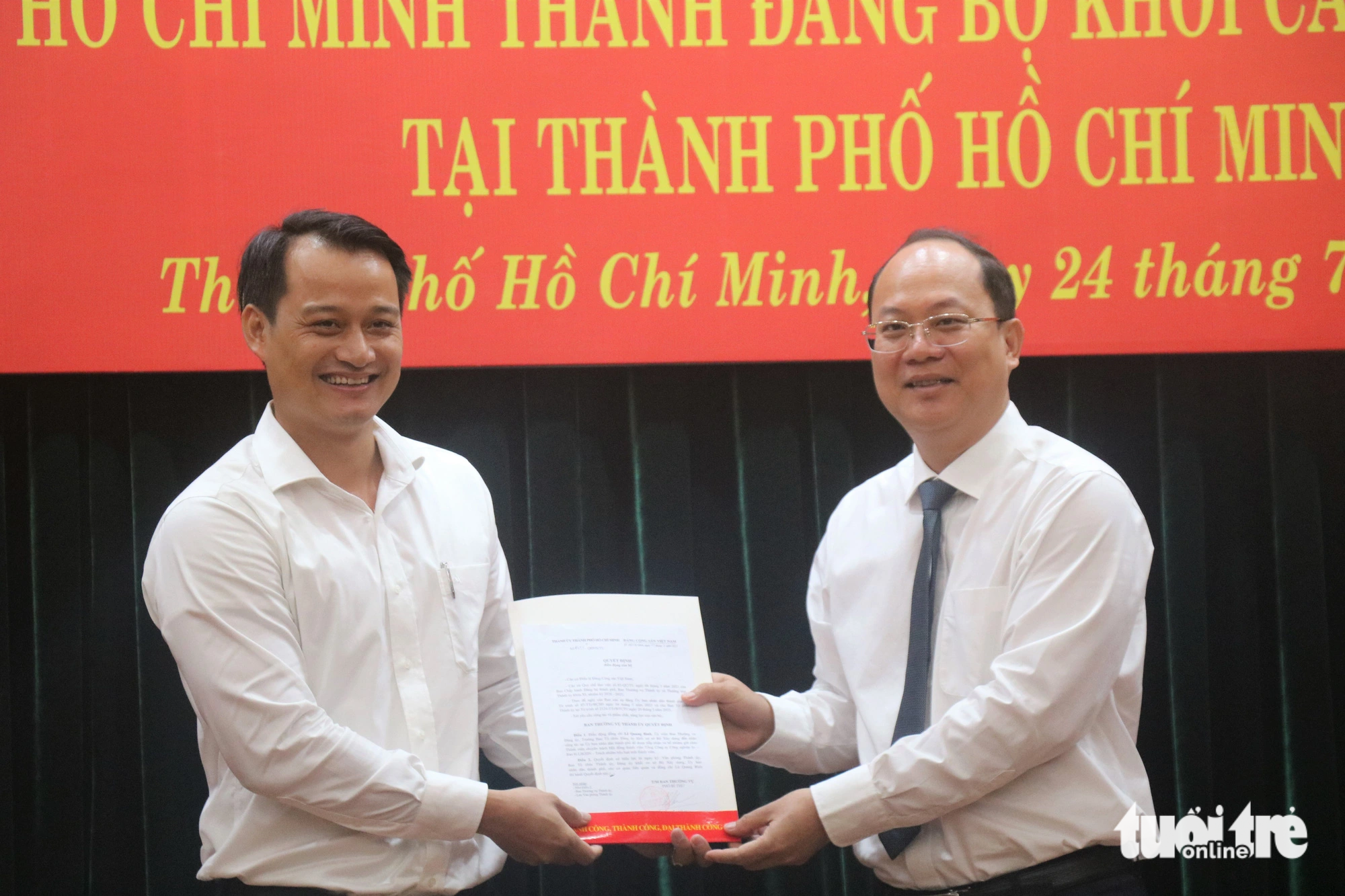 Ông Lê Quang Bình (trái) giữ chức thành viên chuyên trách hội đồng thành viên Tổng công ty Công nghiệp in-bao bì LIKSIN - TNHH MTV - Ảnh: CẨM NƯƠNG