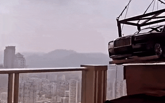 Tỉ phú Trung Quốc kéo Rolls-Royce Ghost lên penthouse tầng 44