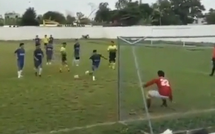 Cựu ngôi sao Newcastle có pha gắp bóng 'thảm họa'- Ảnh 2. Pha dàn xếp sút penalty vụng về nhất quả đất