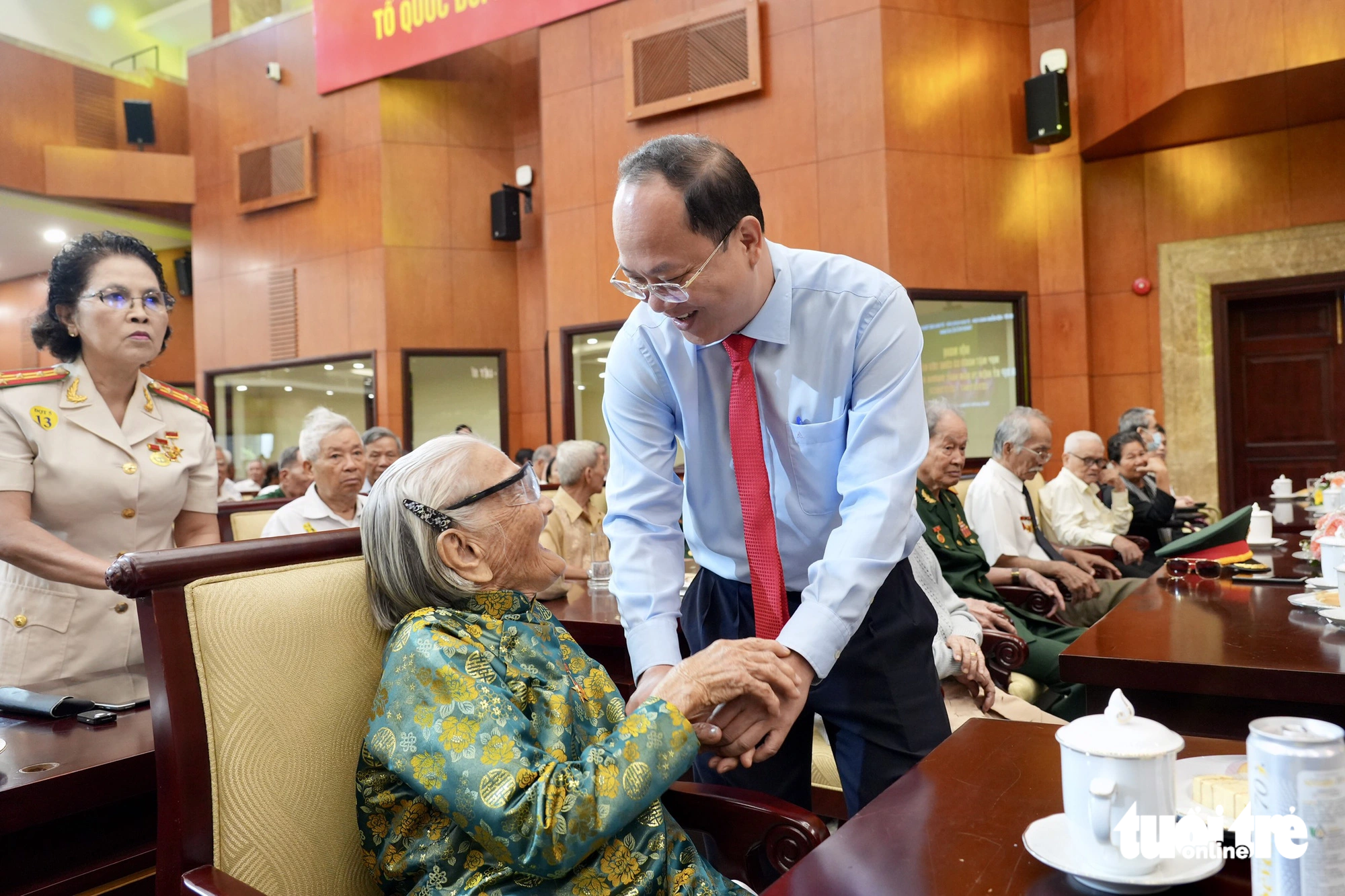 Phó bí thư Thành ủy TP.HCM Nguyễn Hồ Hải thăm hỏi, trò chuyện cùng Mẹ Việt Nam anh hùng - Ảnh: HỮU HẠNH