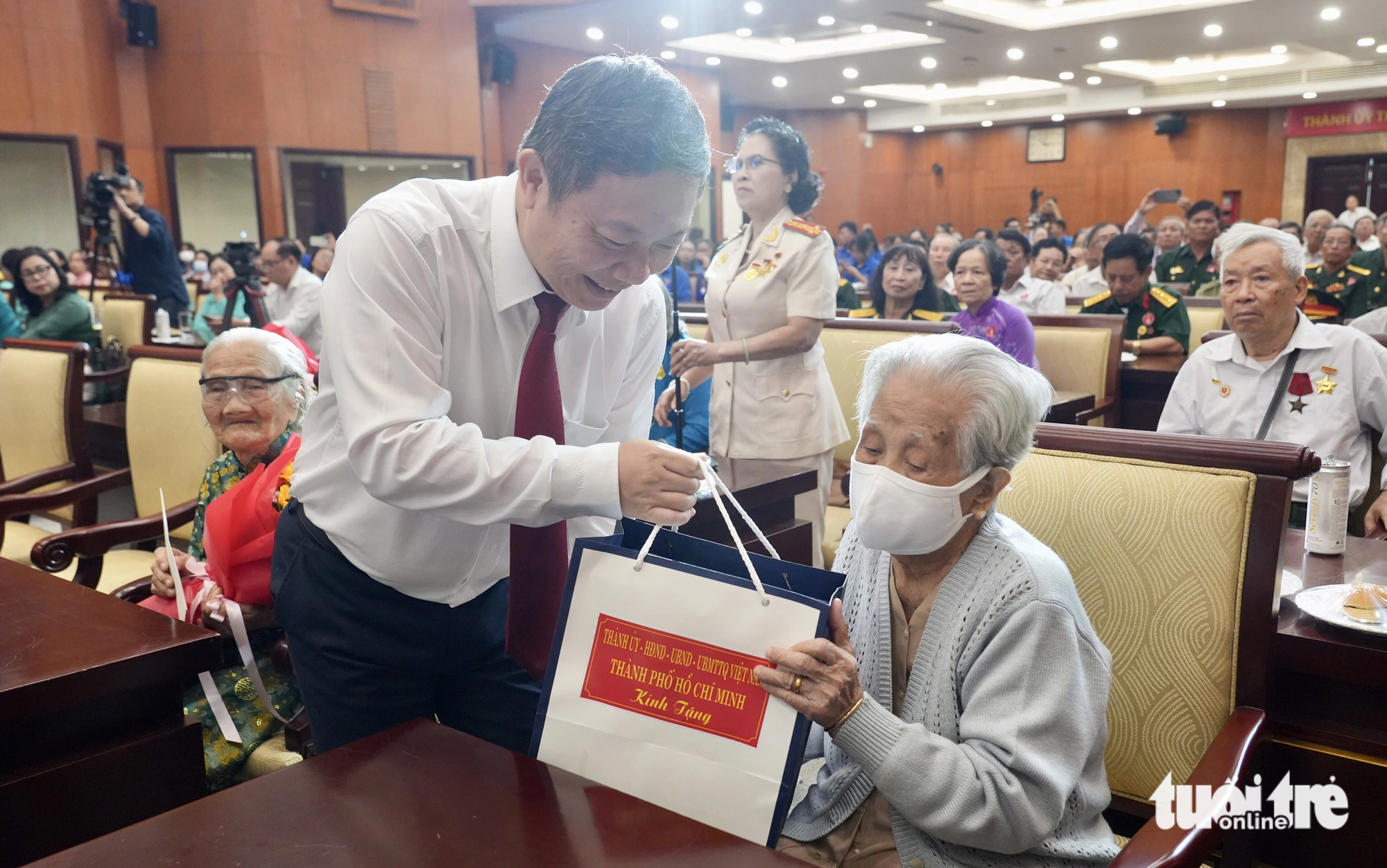 Phó chủ tịch UBND TP Dương Anh Đức trao quà cho các Mẹ Việt Nam anh hùng cao tuổi - Ảnh: HỮU HẠNH