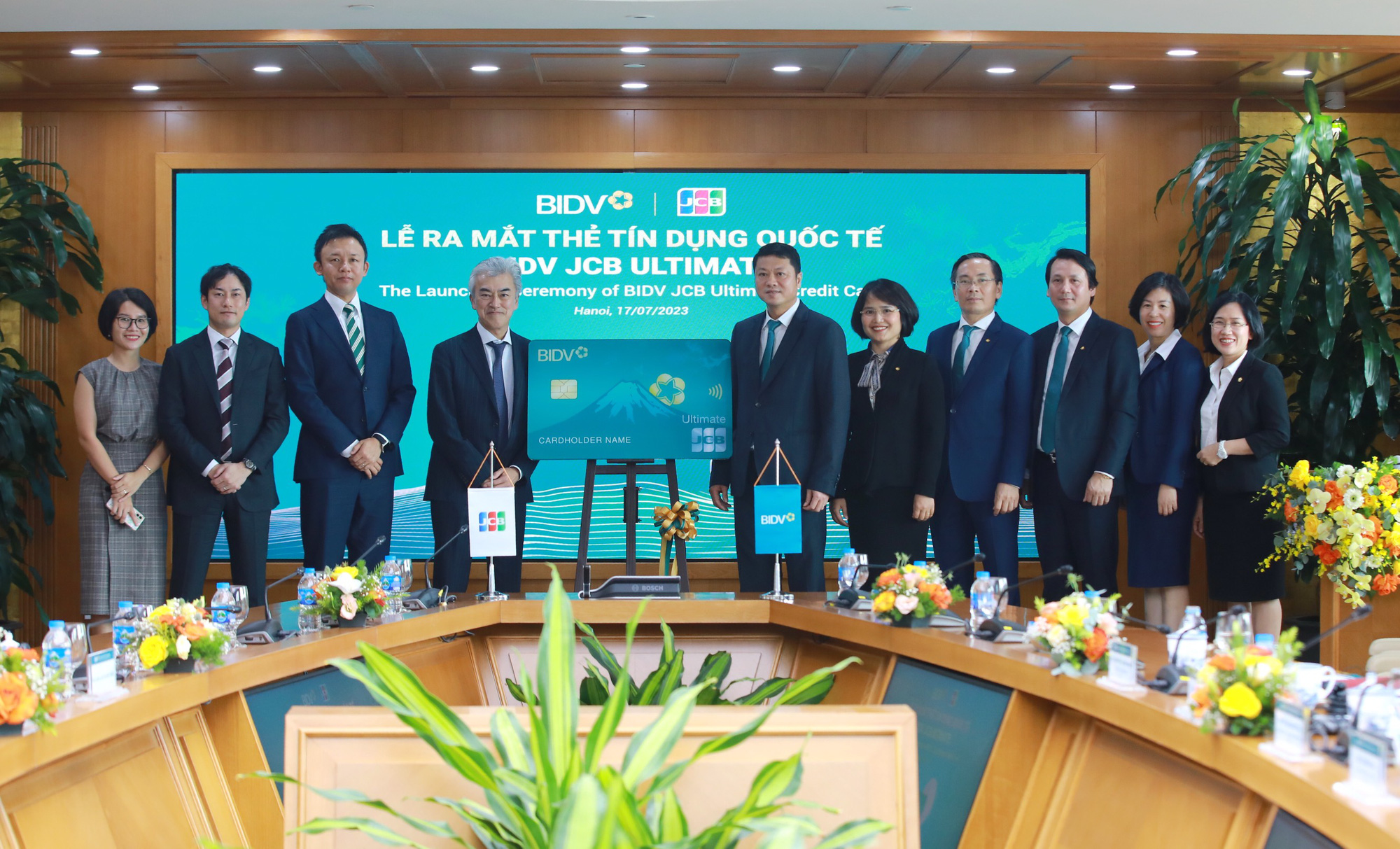 Ra mắt thẻ tín dụng quốc tế BIDV JCB Ultimate - Ảnh 1. Đại điện BIDV và JCB tại lễ ra mắt thẻ tín dụng quốc tế BIDV JCB Ultimate - Nguồn: BIDV