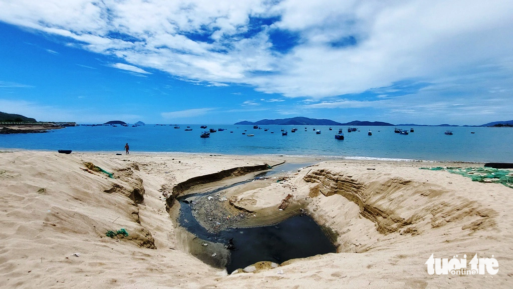 Bãi biển Ba Làng bị nước thải ô nhiễm gây hôi thối và chảy thẳng ra vịnh Nha Trang - Ảnh: PHAN SÔNG NGÂN