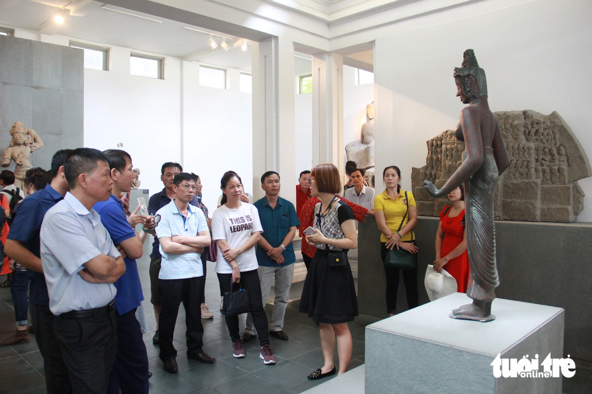 Phiên bản 1:1 bảo vật quốc gia tượng Bồ tát Tara (có niên đại khoảng 1.200 năm) được chuyên gia Úc phục chế để trưng bày tại bảo tàng điêu khắc Chăm Đà Nẵng - Ảnh: TRƯỜNG TRUNG