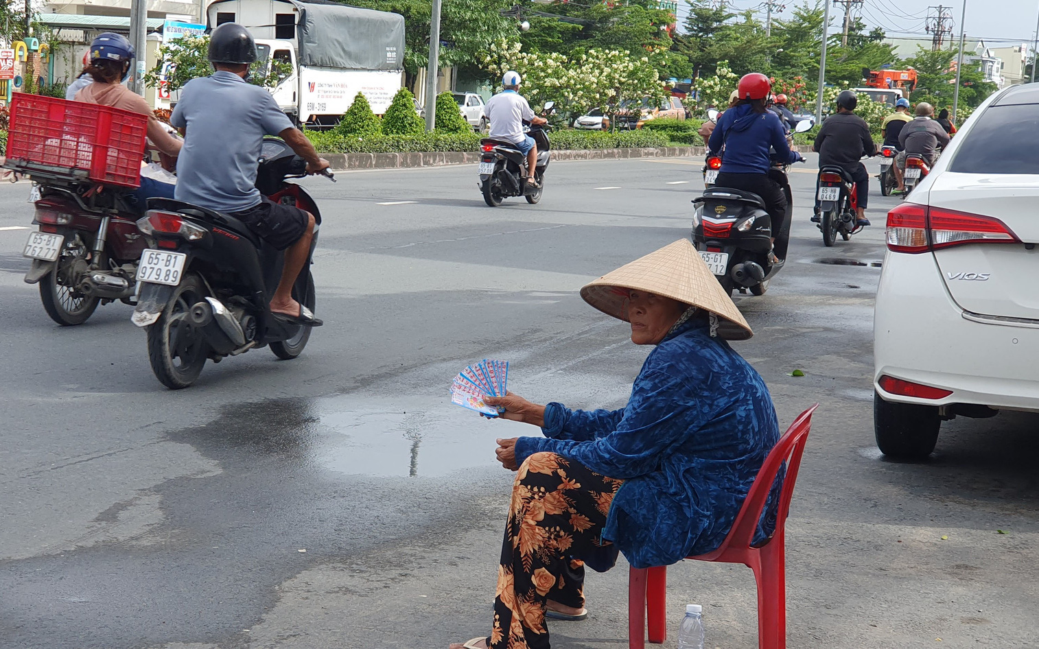 Tràn xuống lòng đường bán vé số, "nguy hiểm nhưng phải mưu sinh"