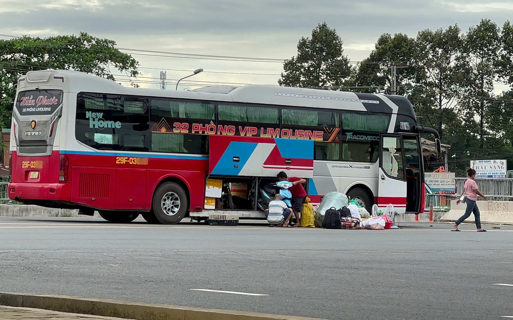 TP.HCM: "Xe dù, bến cóc" vẫn bủa vây bến xe