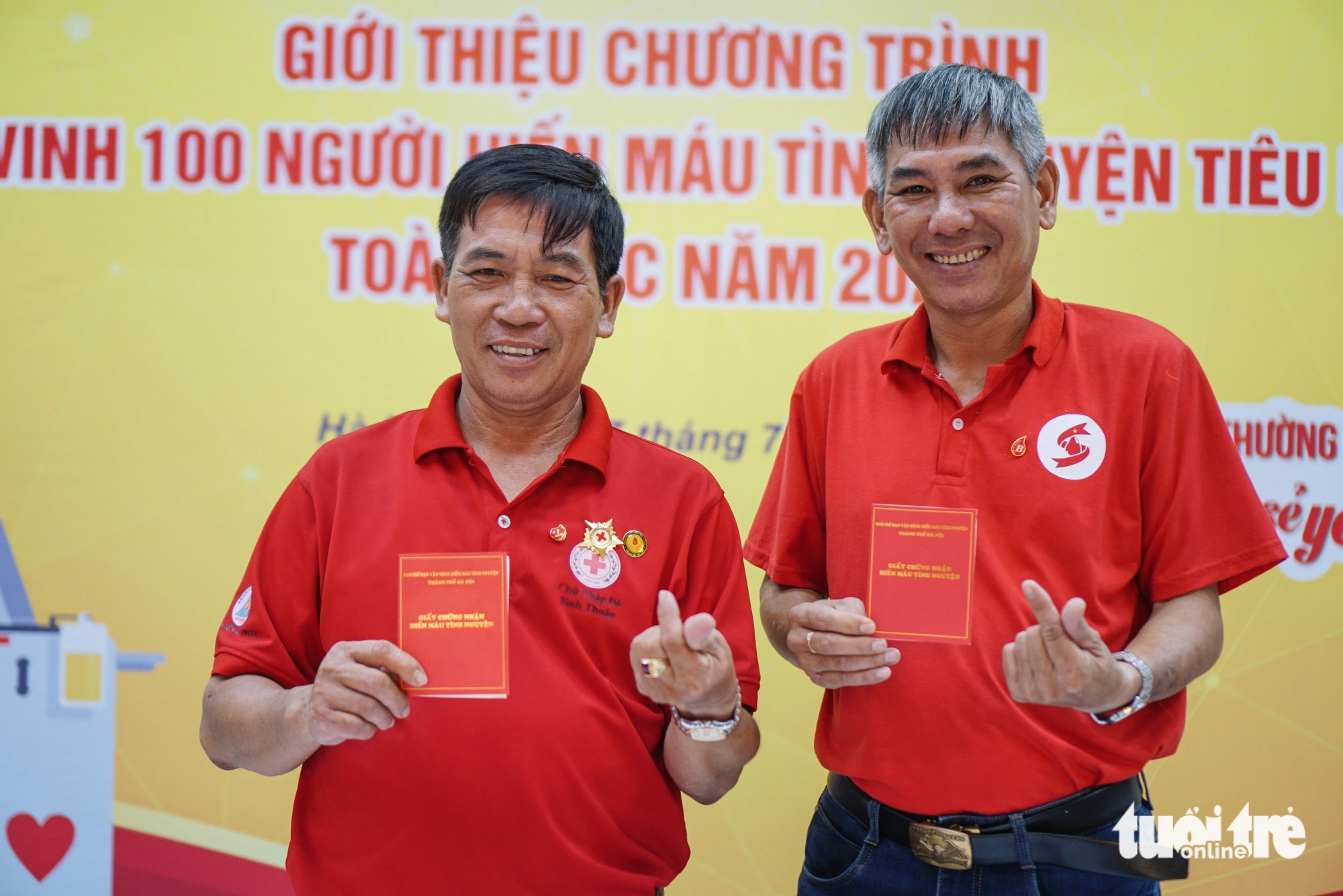 Ông Trần Minh Mến (bên trái) và ông Lê Đức Lâu vừa thực hiện hiến máu trong chương trình Giọt hồng tri ân tại Hà Nội - Ảnh: NGUYỄN HIỀN