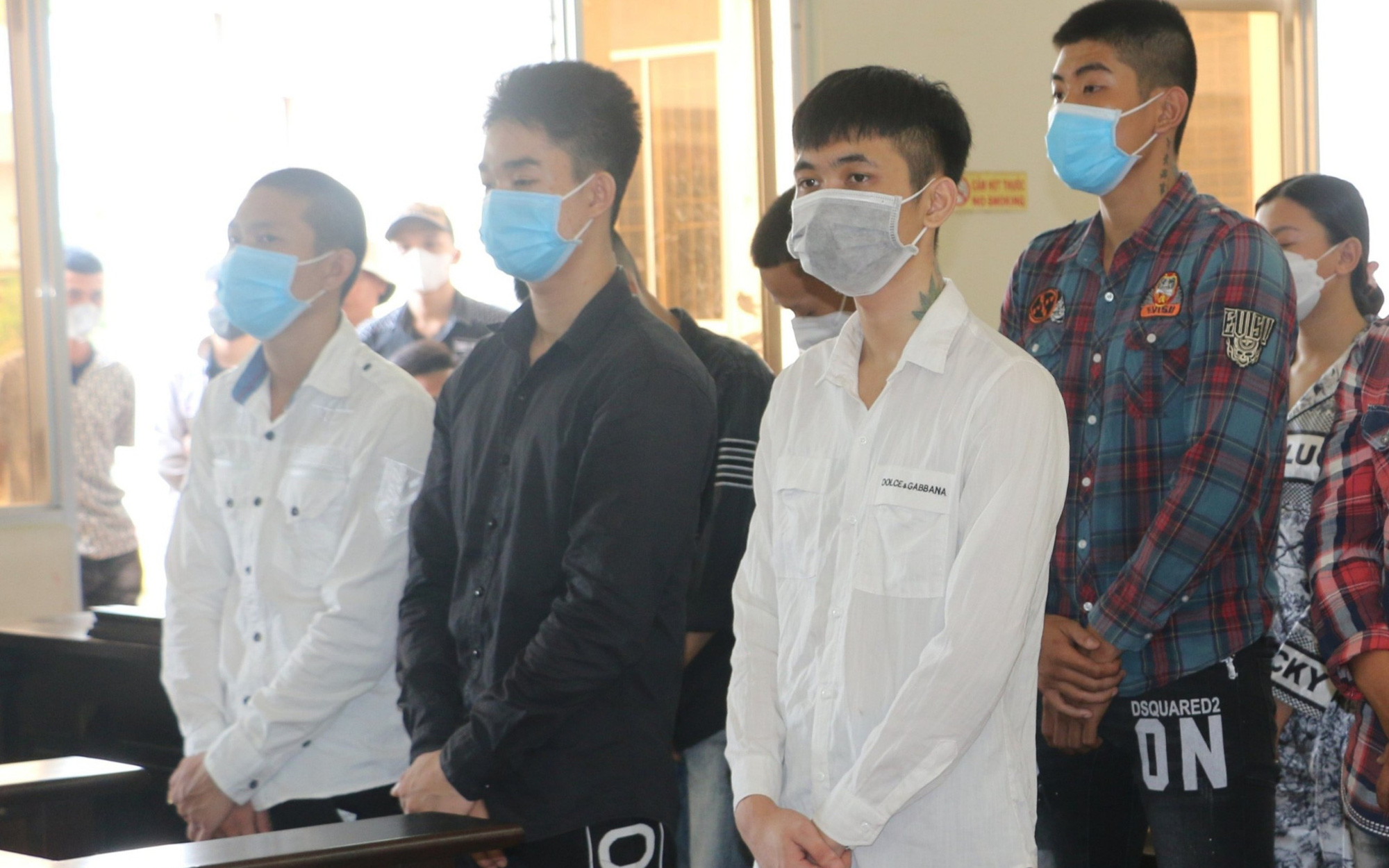 Đâm nạn nhân 21 nhát dao vì cho rằng bị nhìn đểu- Ảnh 2. Cả nhóm xông vào chém người chỉ vì cho rằng bị "nhìn đểu"