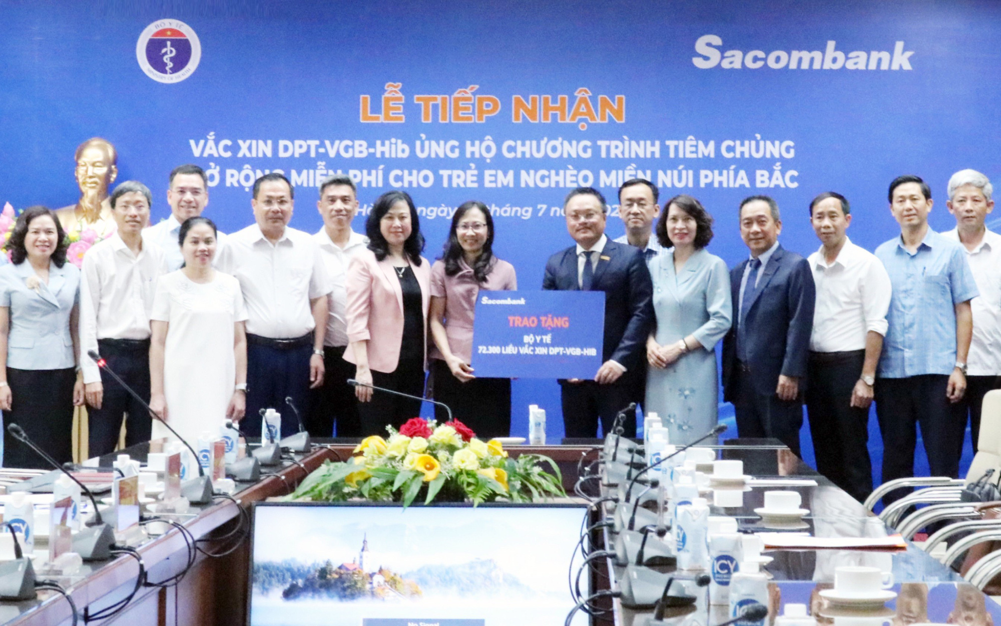 Sacombank ủng hộ 72.300 liều vắc-xin hướng tới trẻ em vùng núi