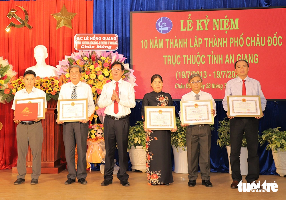 Ông Lê Văn Phước - phó chủ tịch UBND tỉnh An Giang (thứ 3 từ trái sang) - trao bằng khen cho các tập thể, cá nhân có thành tích xuất sắc - Ảnh: Báo An Giang