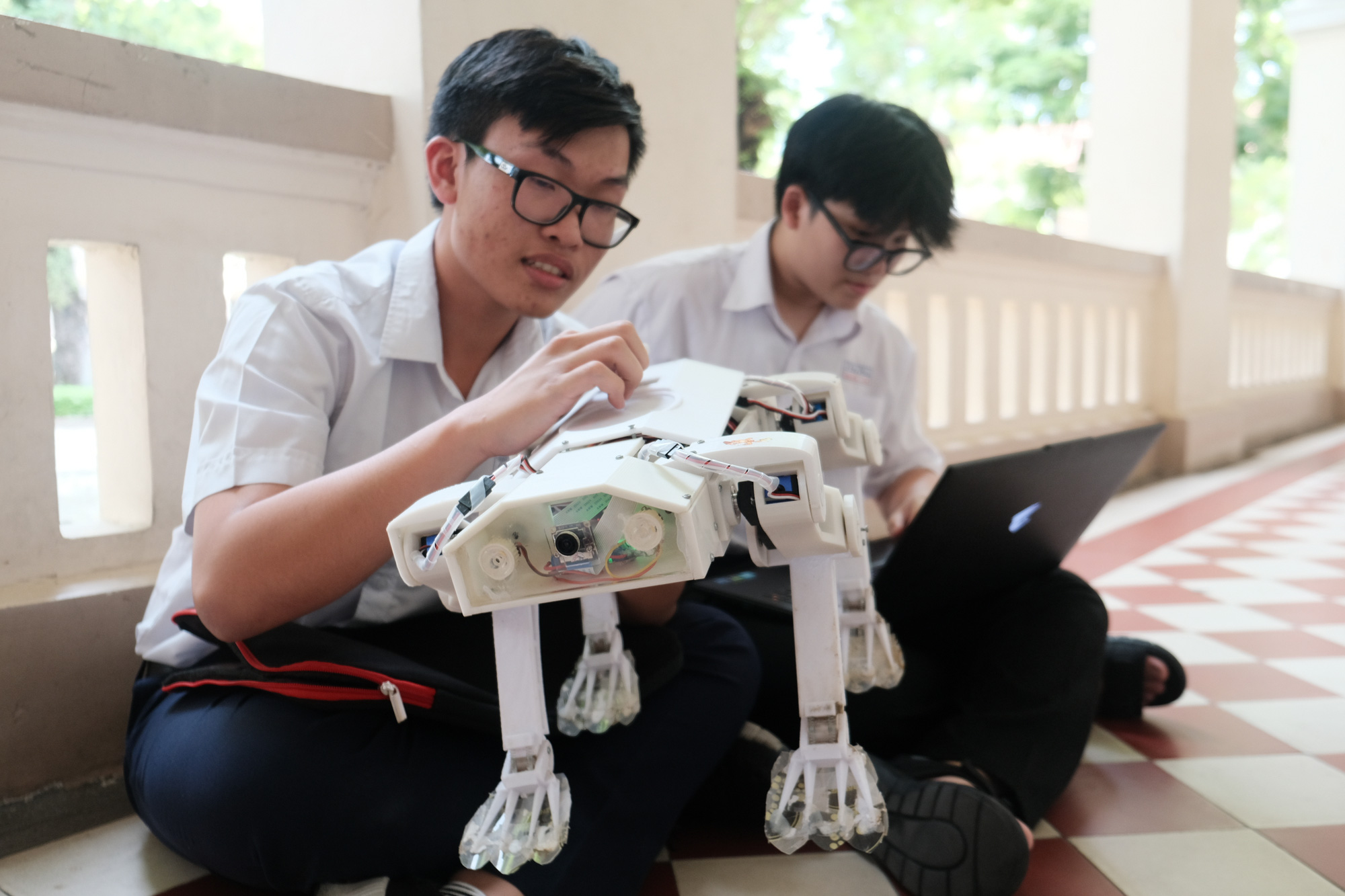 Học sinh chế tạo robot cứu hộ nhận giải quốc tế - Ảnh 1.