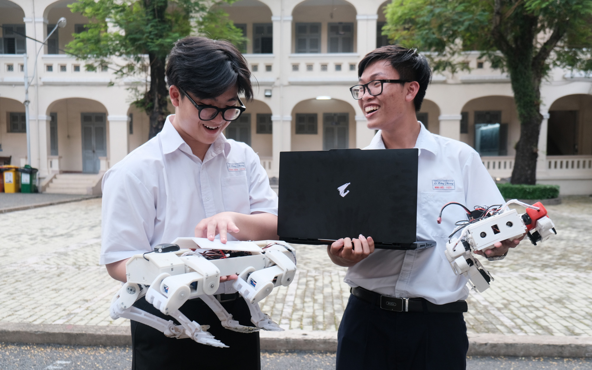 Học trò lớp 11 làm dầu gội, dầu xả từ rau càng cua, bồ kết ngăn rụng tóc- Ảnh 3. Học sinh chế tạo robot cứu hộ nhận giải quốc tế