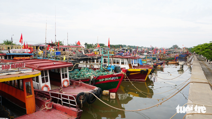 Tàu thuyền neo đậu trong âu tàu để tránh bão số 1 (ảnh chụp ngày 17-7-2023) - Ảnh: TIẾN THẮNG