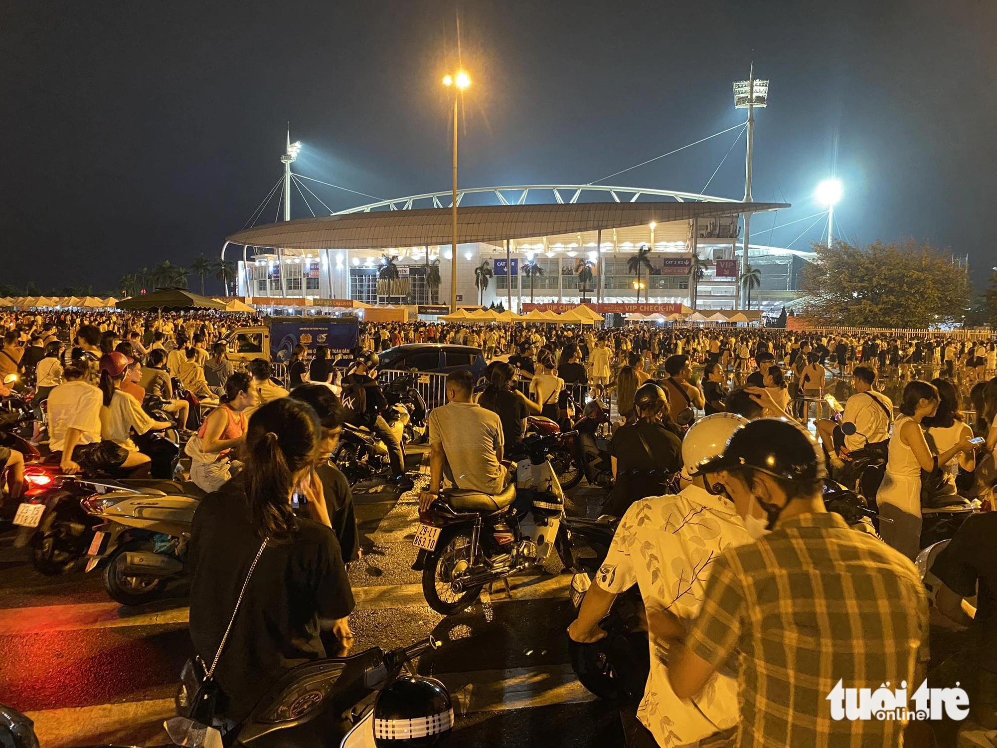 Không có vé, hàng nghìn người vẫn đứng trước sân vận đông Mỹ Đình để theo dõi đêm nhạc của thần tượng từ xa - Ảnh: NGUYÊN BẢO