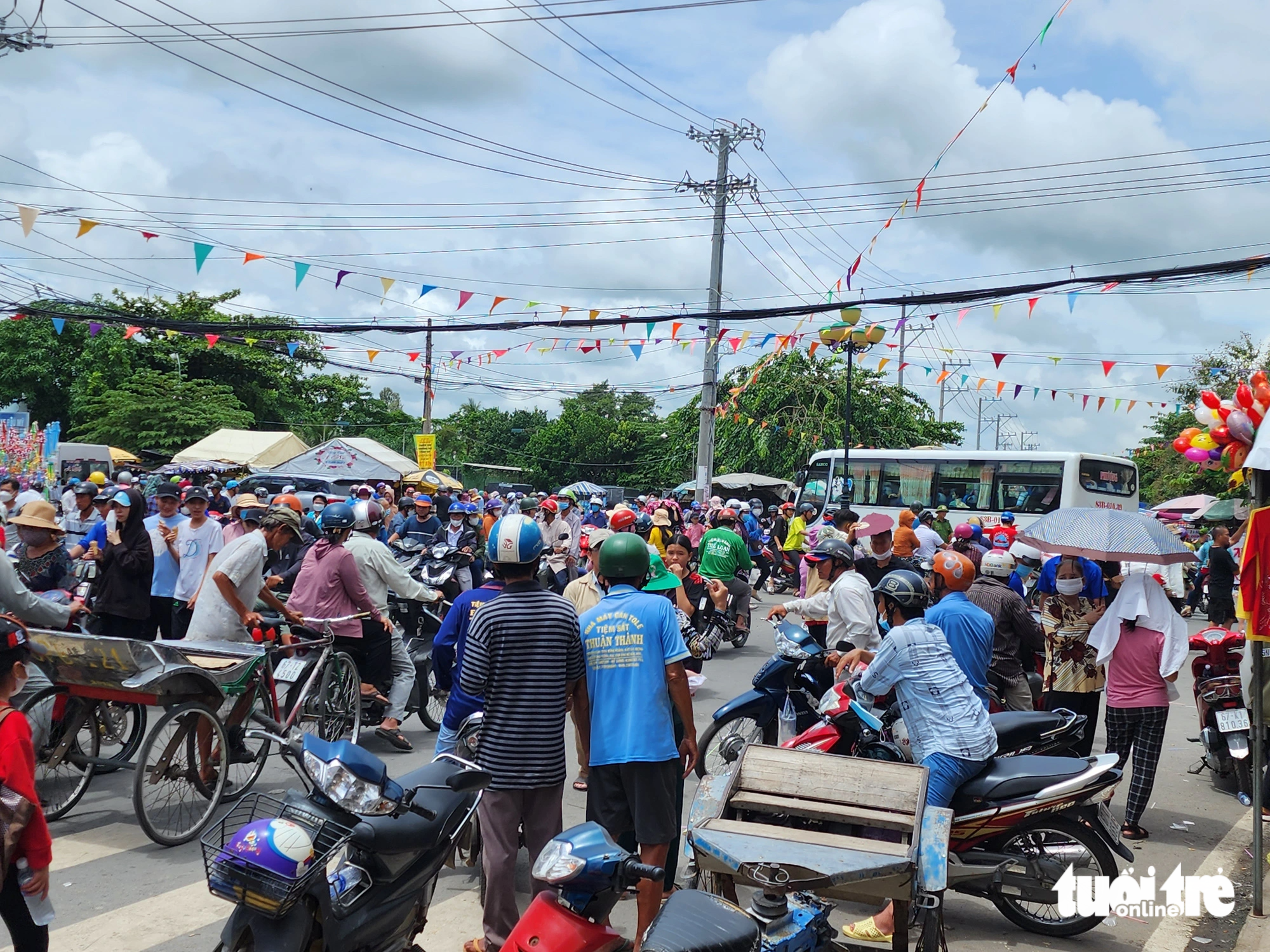 Ngã tư huyện Phú Tân, An Giang bị "tắc" do hàng ngàn người đổ về trung tâm Hòa Hảo tham dự đại lễ 18-5 - Ảnh: BỬU ĐẤU