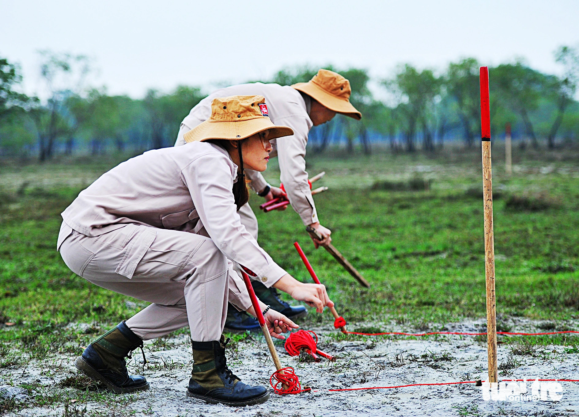 Đánh dấu những khu vực đất được đội rà phá bom mìn xử lý