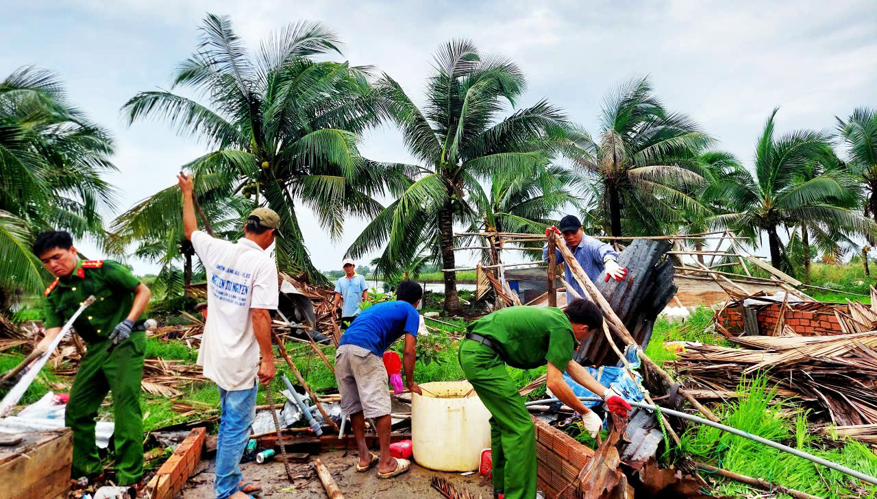 Hơn 100 căn nhà bị sập và tốc mái tại Cà Mau