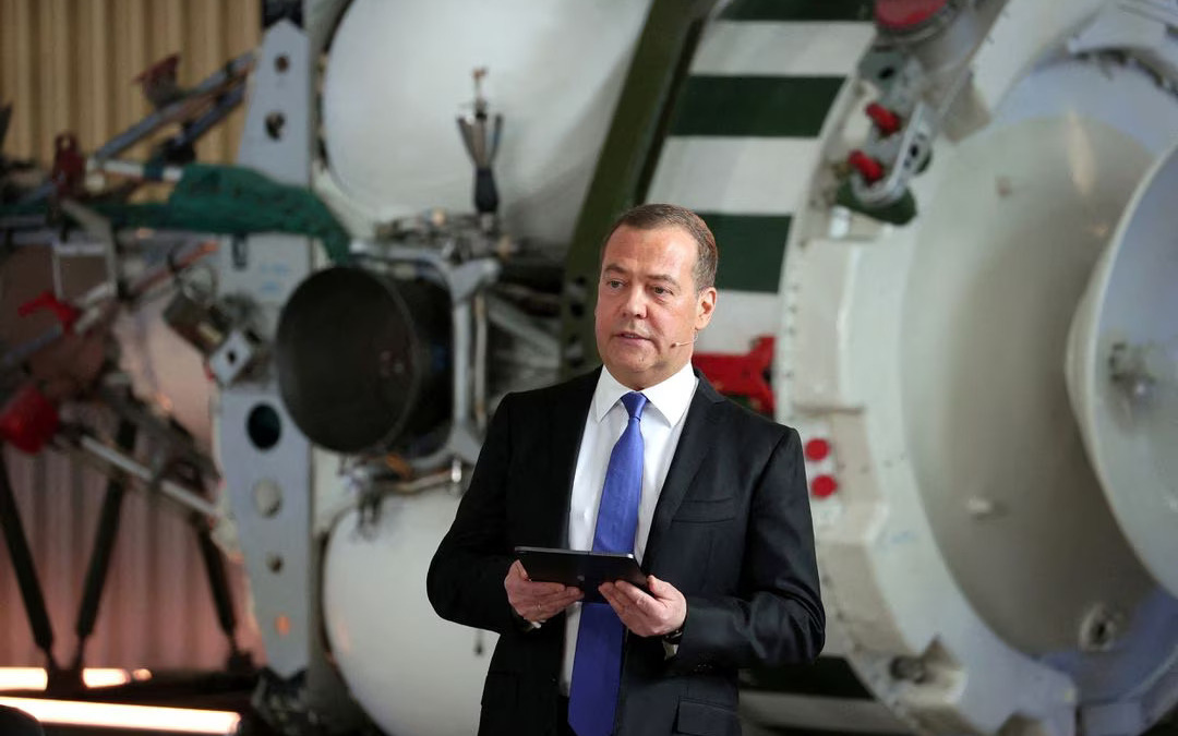 Ông Medvedev: Nga sẽ dùng vũ khí hạt nhân nếu Ukraine phản công thắng lợi