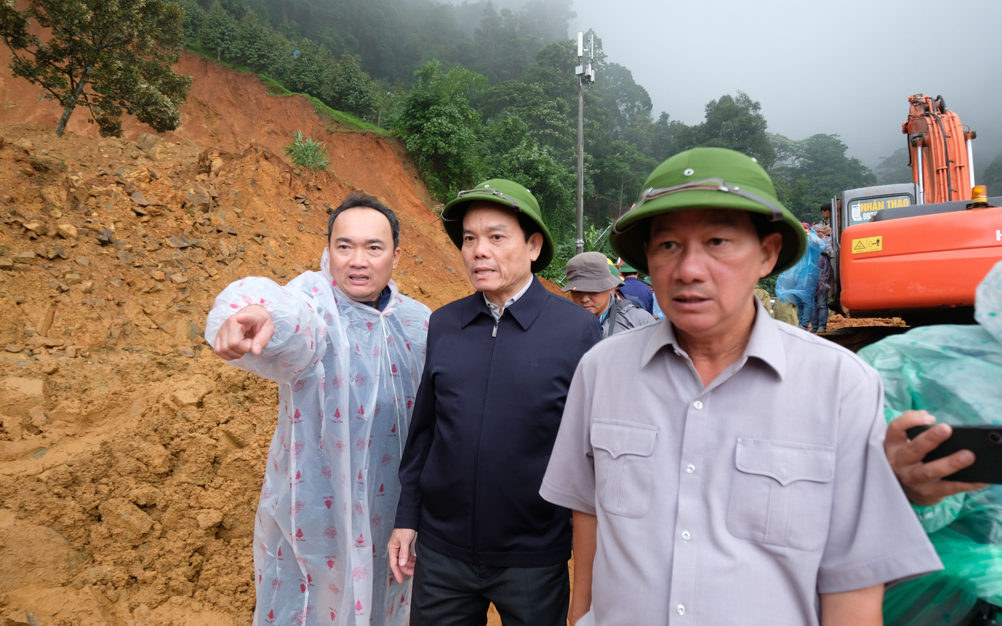 Phó thủ tướng Trần Lưu Quang có mặt tại điểm sạt lở đèo Bảo Lộc