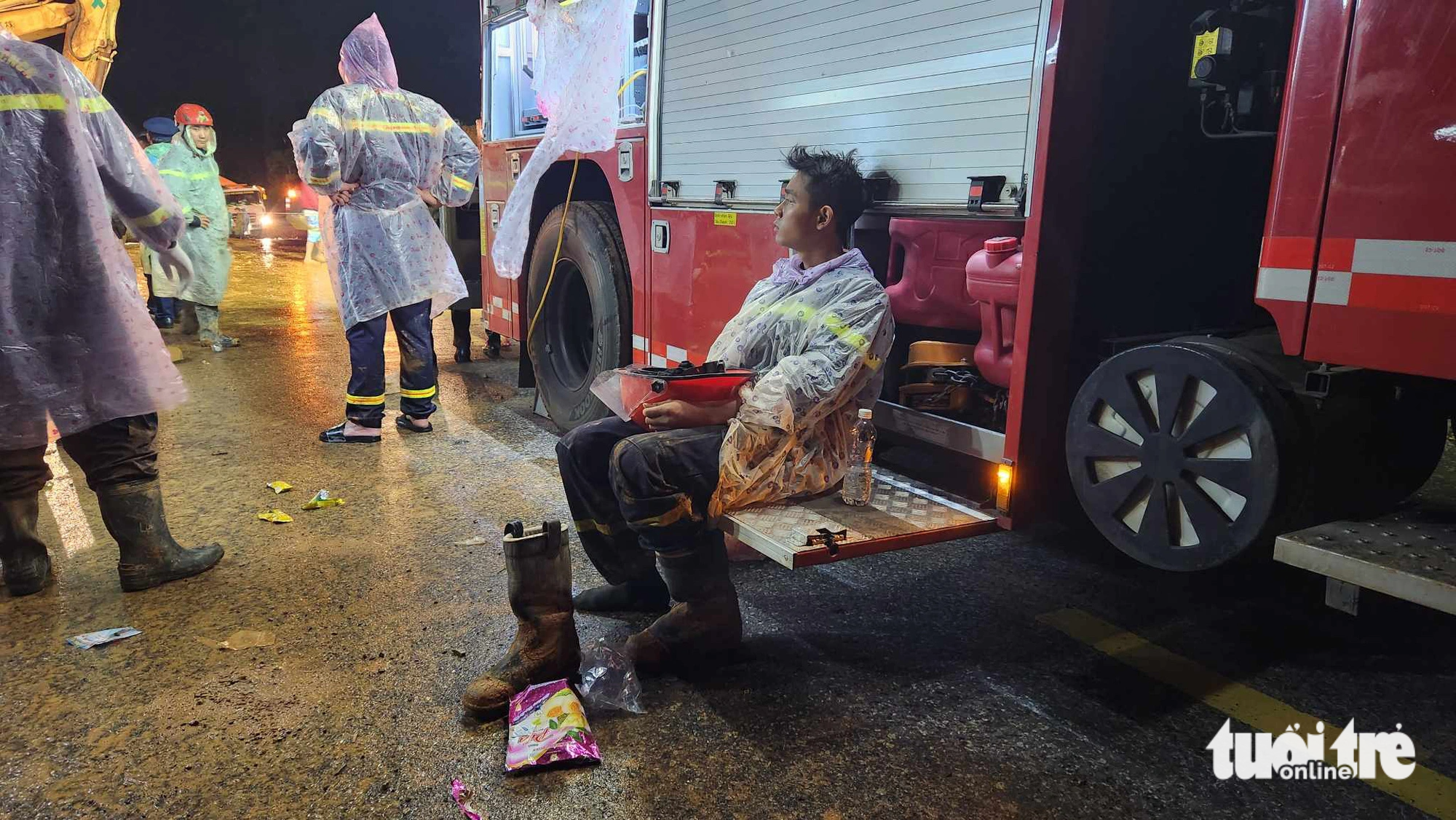 Lực lượng cứu hộ mệt lử sau nhiều giờ tìm kiếm nạn nhân vụ sạt lở đèo Bảo Lộc