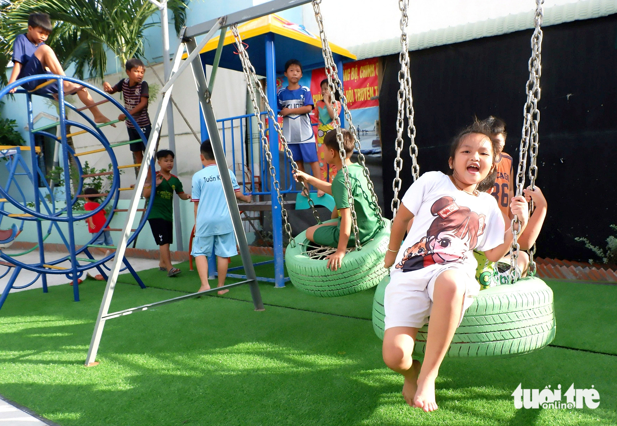 Trẻ em xã đảo Thạnh An (huyện Cần Giờ, TP.HCM) mê tít sân chơi vừa được tặng trong hè tình nguyện 2023 - Ảnh: K.ANH