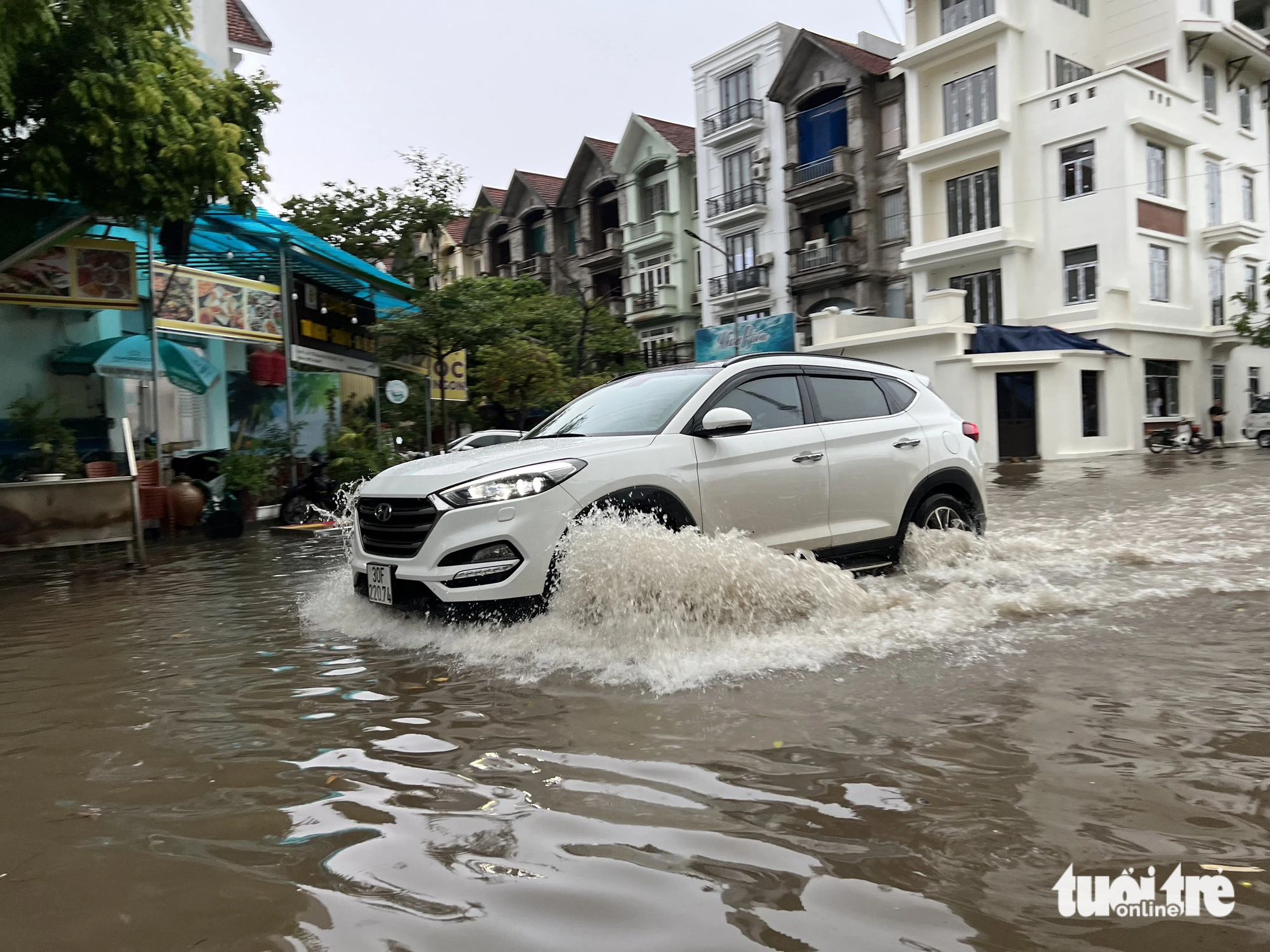 Đường quanh khu vực chung cư VOV Mễ Trì cũng ngập bốn bề - Ảnh: NAM TRẦN