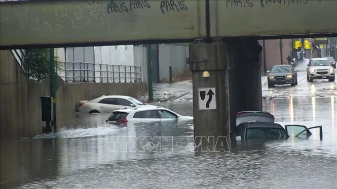 Cảnh ngập lụt do mưa bão tại Chicago, Mỹ ngày 2-7 - Ảnh: CNN/TTXVN