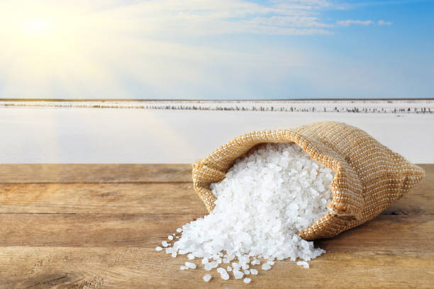 Loại muối được sử dụng cũng đóng vai trò quan trọng trong quyết định liệu việc bổ sung muối vào nước uống có lành mạnh hay không - Ảnh: iStock