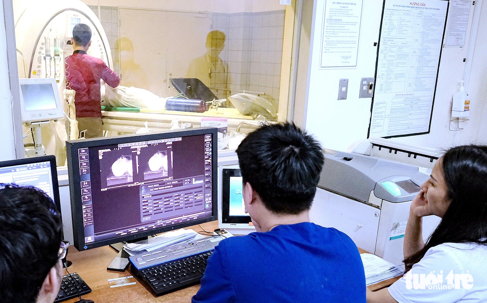 Bên trong phòng chụp cắt lớp vi tính, khu điều trị Bệnh viện Bạch Mai (Hà Nội) - Ảnh: NAM TRẦN