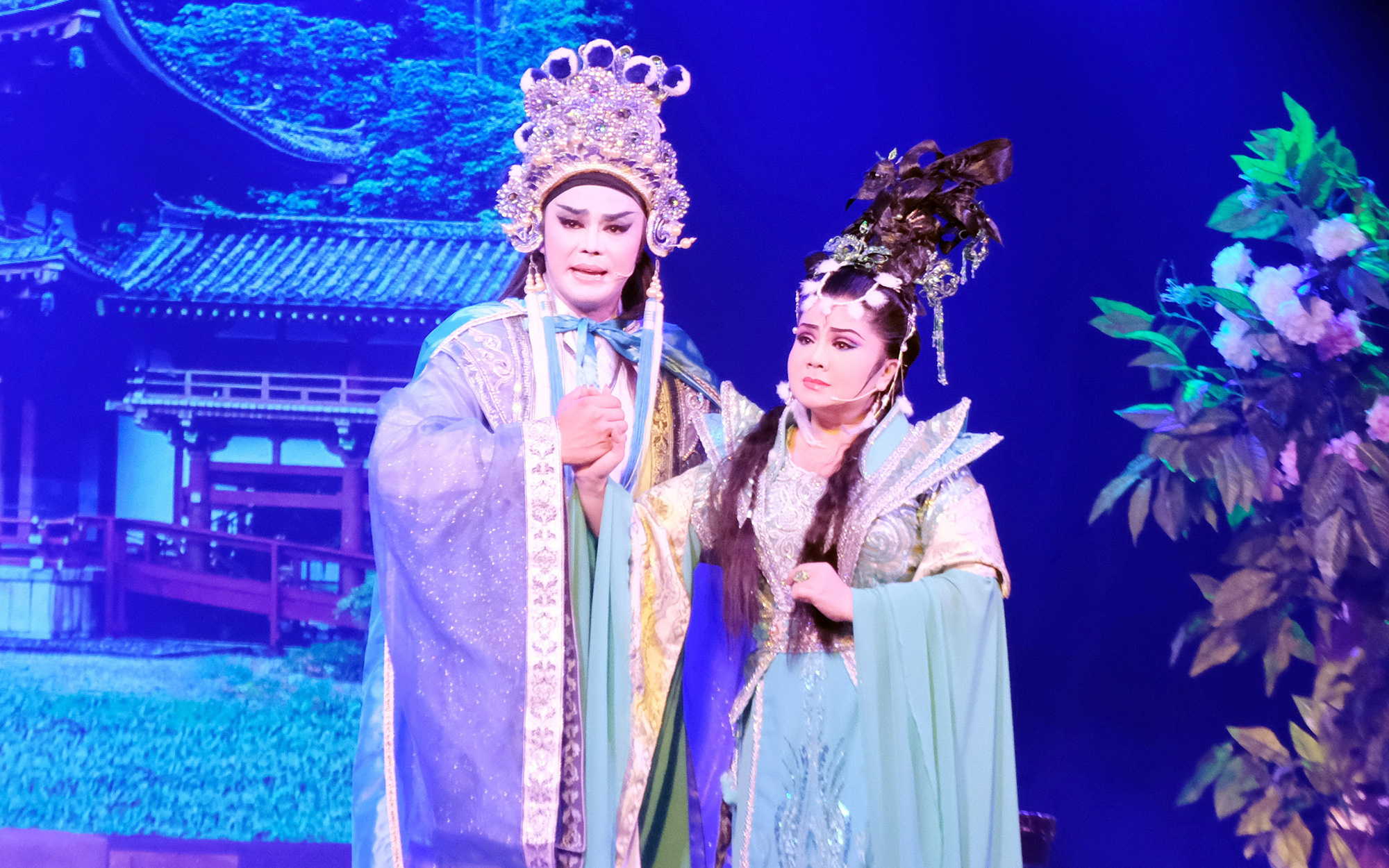 Tháng 7 mùa mưa không ế show cải lương