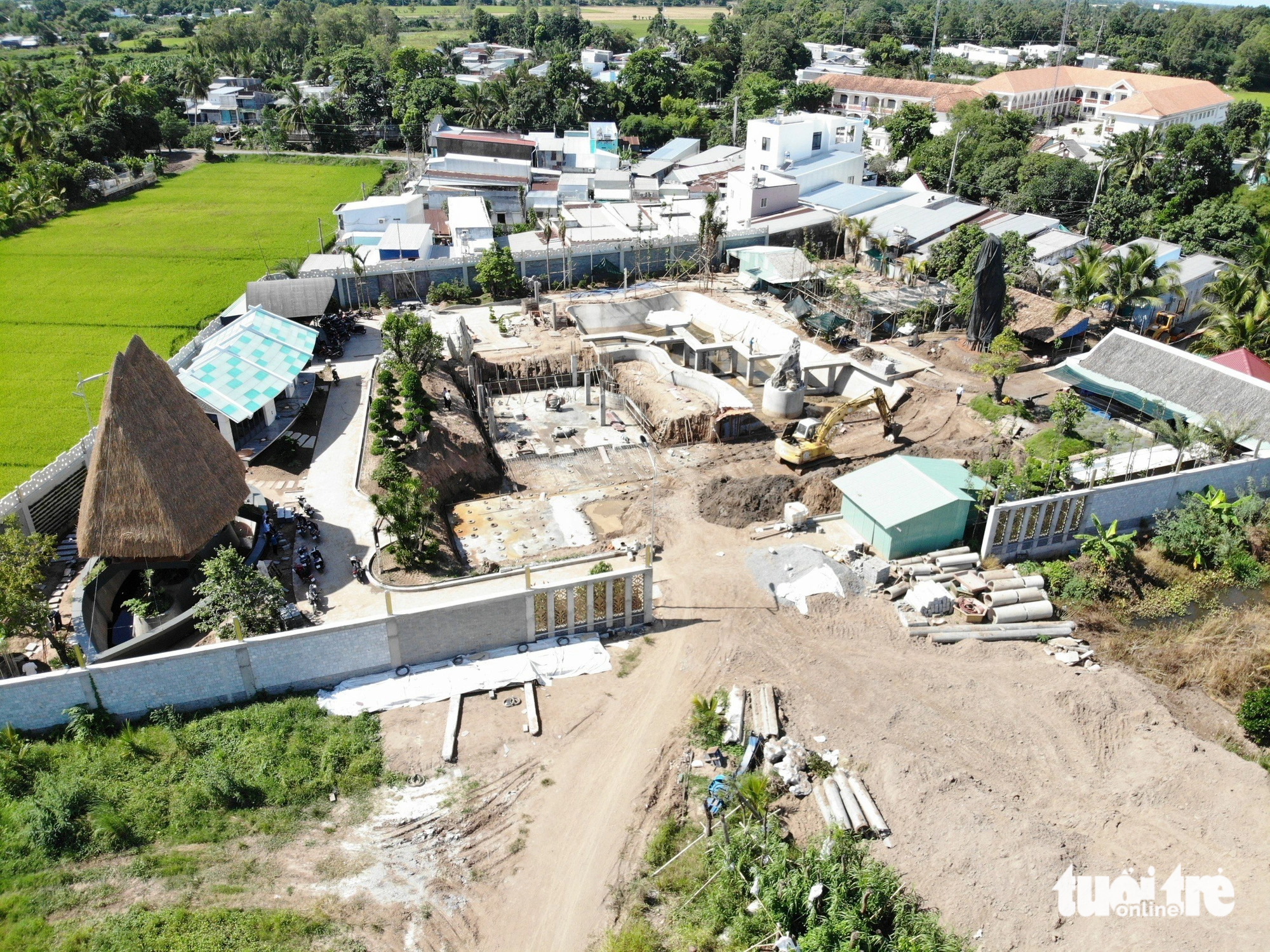 Toàn cảnh công trình xây dựng trái phép của ông S. và bà D. sau khu dân cư Lê Chân, phường Mỹ Quý, TP Long Xuyên - Ảnh: MINH KHANG