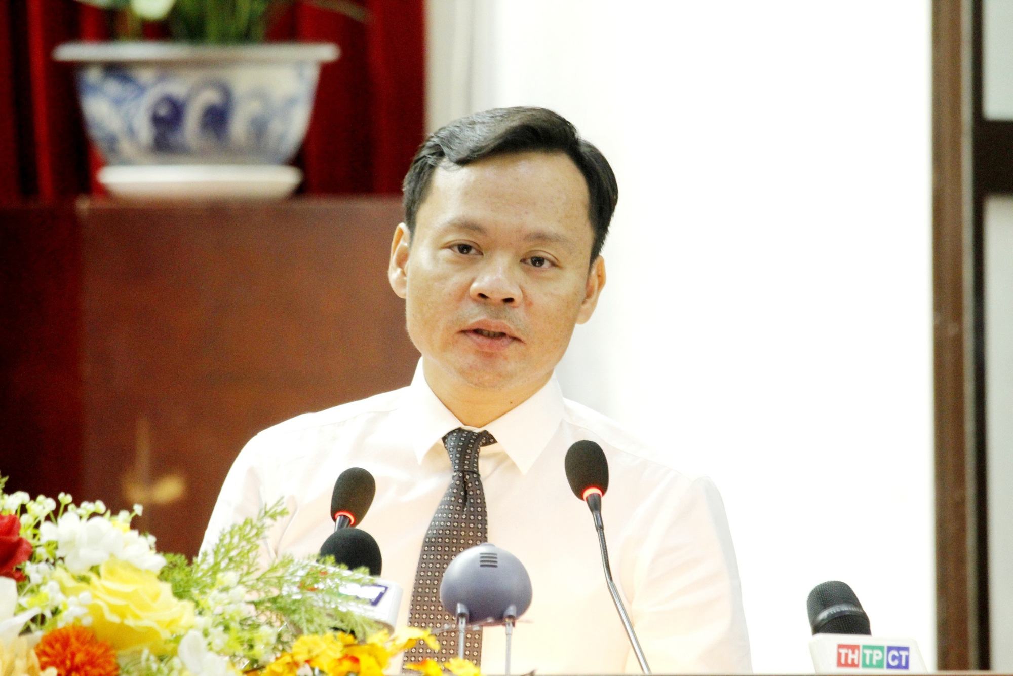 カントー保健局長: 7月6日朝、カントー市人民評議会の討論セッションで講演したホアン・クオック・クオン氏 - 写真: DUNG NGUYEN