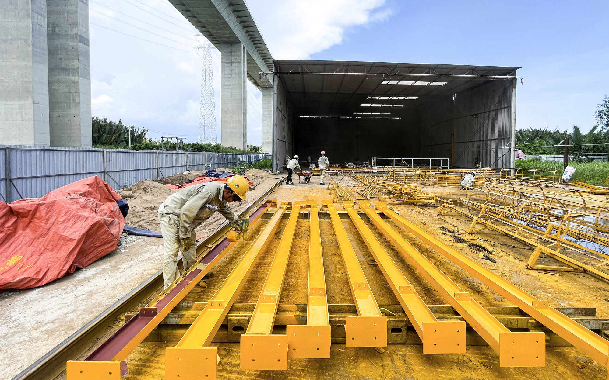 Một doanh nghiệp đòi đào cát ở 700m cao tốc Bến Lức - Long Thành mang về- Ảnh 3. Công trường cao tốc Bến Lức - Long Thành sống lại