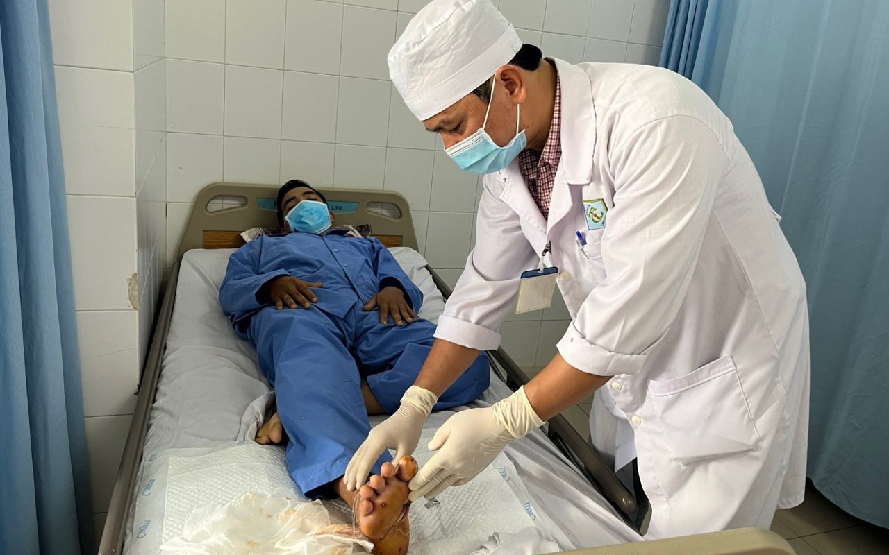 Nối bàn chân đứt lìa sau va chạm với xe chở sắt