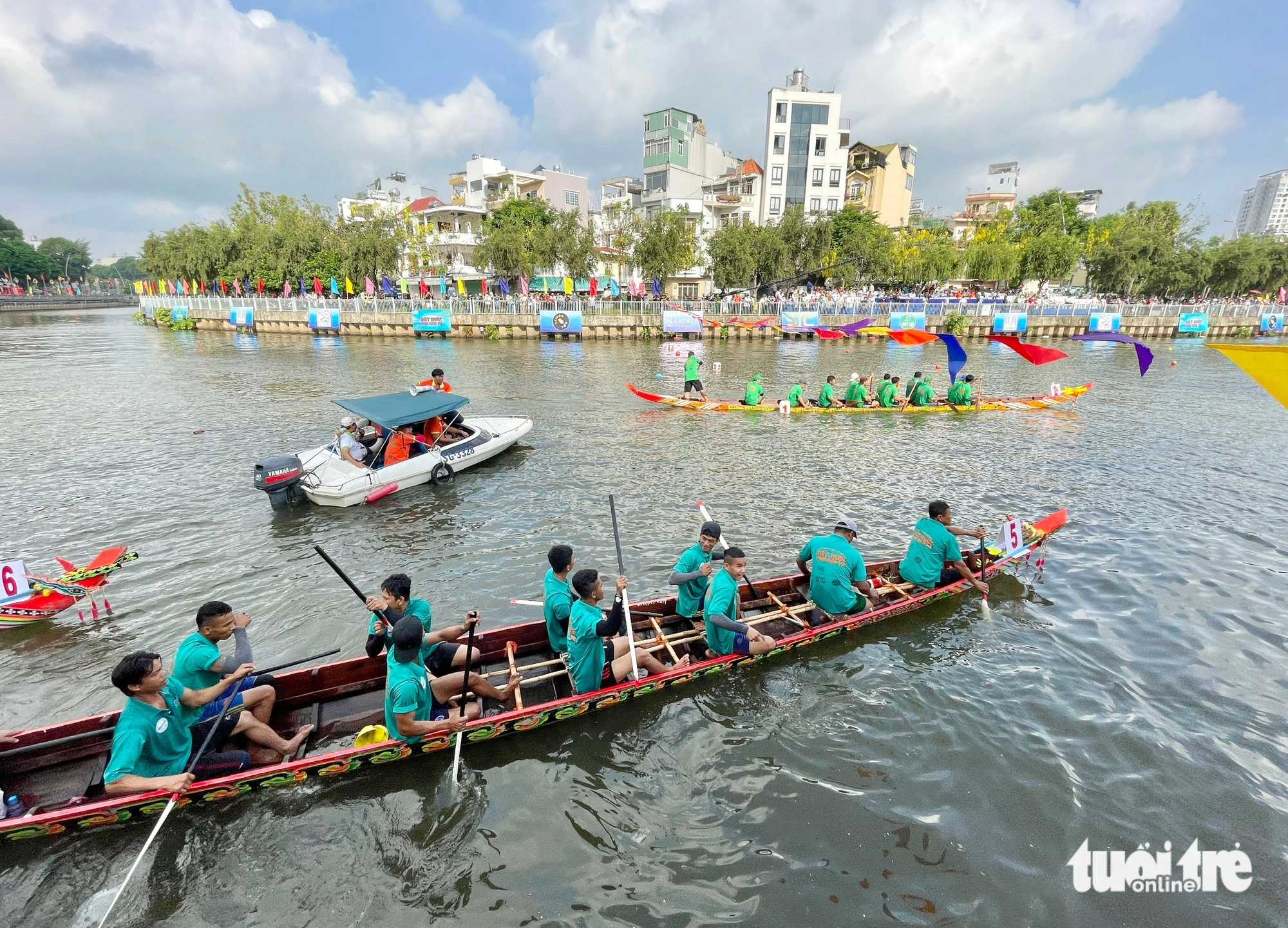 ニューロクでのゴーボートレースイベント - 3区のティゲ運河は多くの人々を魅了しました - 写真: LE PHAN