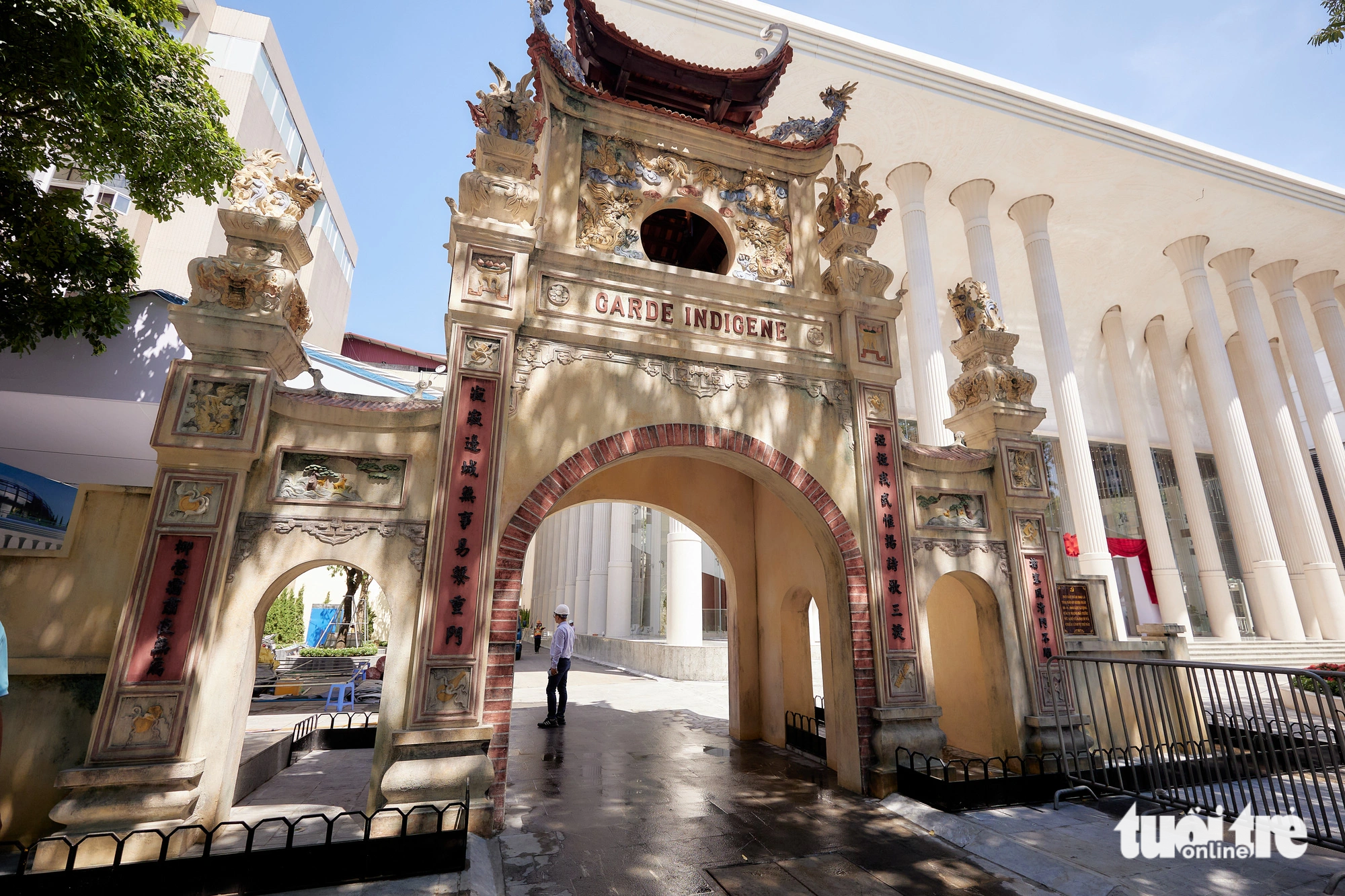 Khi xây dựng nhà hát, các kiến trúc sư tinh tế giữ lại chiếc cổng cổ kính dẫn vào công trình cũ, trên tường còn gắn biến địa danh lịch sử - Ảnh: MINH KHÁNH
