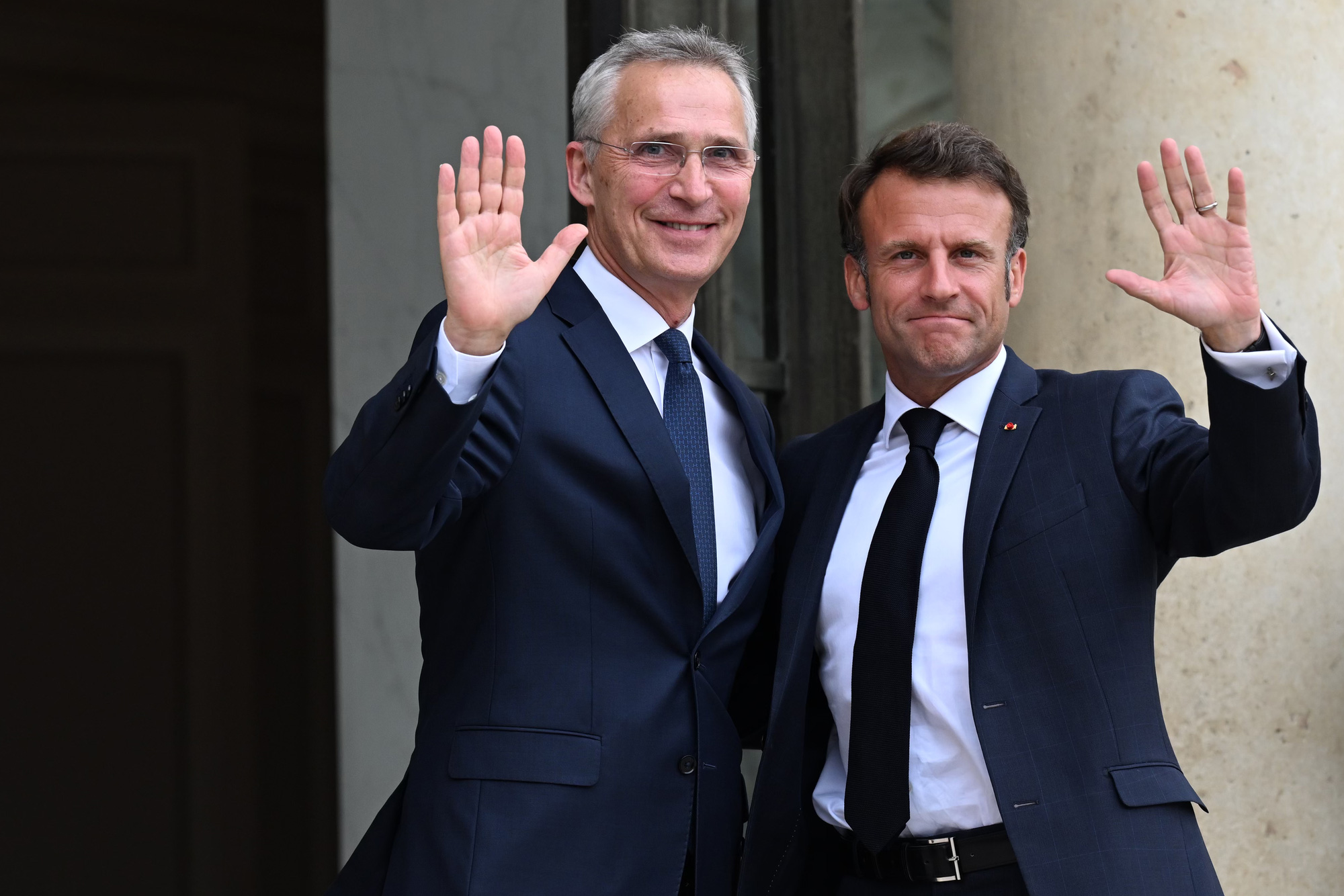 6月28日、エリゼ宮(パリ)での会合前に記念写真を撮るエマニュエル・マクロン仏大統領(右)と北大西洋条約機構(NATO)事務総長イェンス・ストルテンベルグ(左) - 写真:AFP 6月28日、エリゼ宮(パリ)での会合前に記念写真を撮るエマニュエル・マクロン仏大統領(右)と北大西洋条約機構(NATO)事務総長イェンス・ストルテンベルグ(左) - 写真:AFP