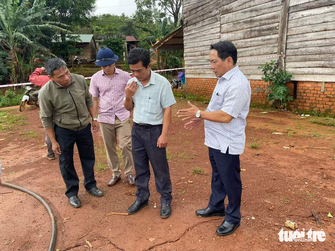 Lãnh đạo UBND huyện Tuy Đức đến hiện trường xuất hiện vết nứt đất bất thường để chỉ đạo công tác xử lý - Ảnh: ĐỨC LẬP