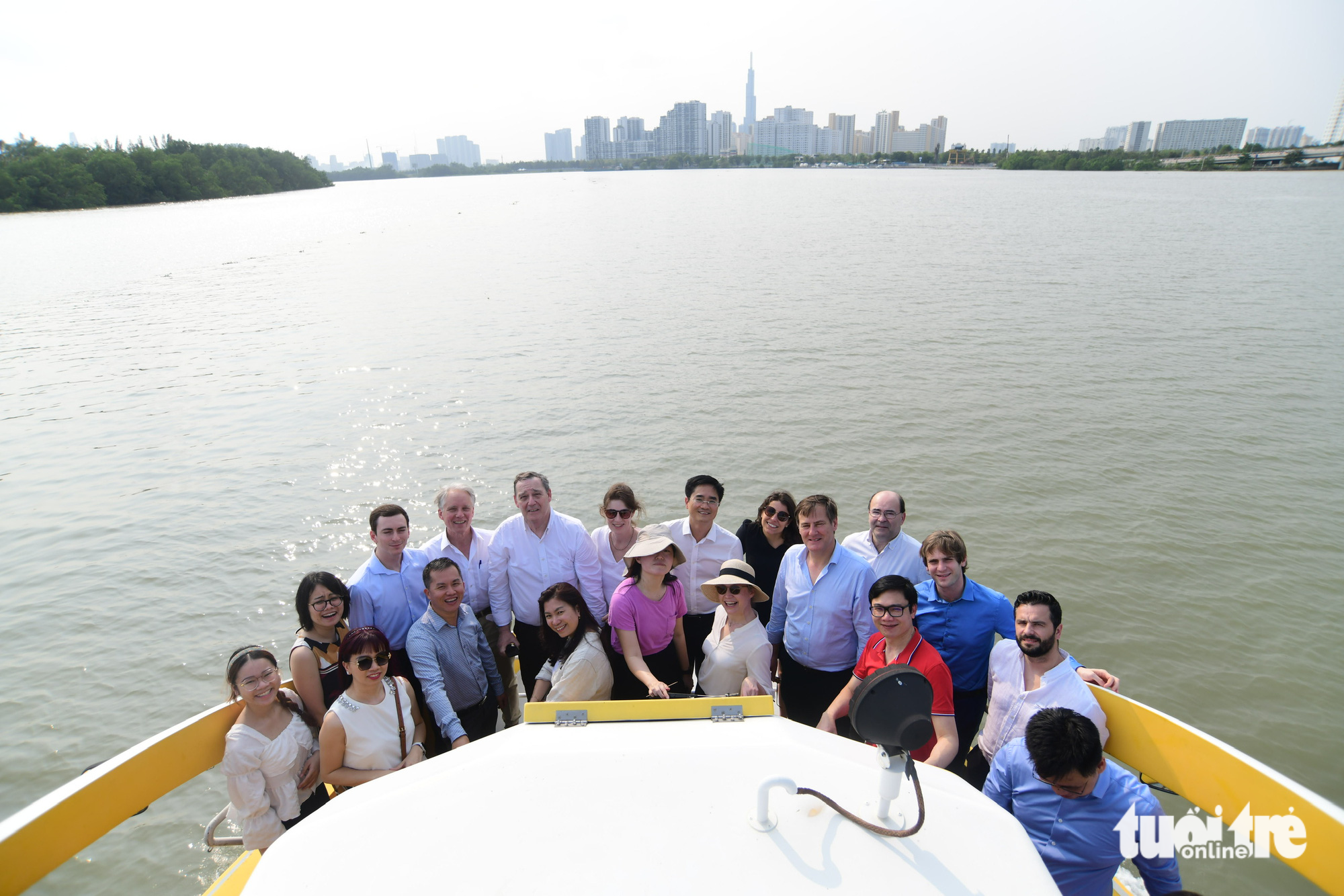 Một đoàn du khách nước ngoài tham quan sông Sài Gòn bằng Water bus - Ảnh: QUANG ĐỊNH