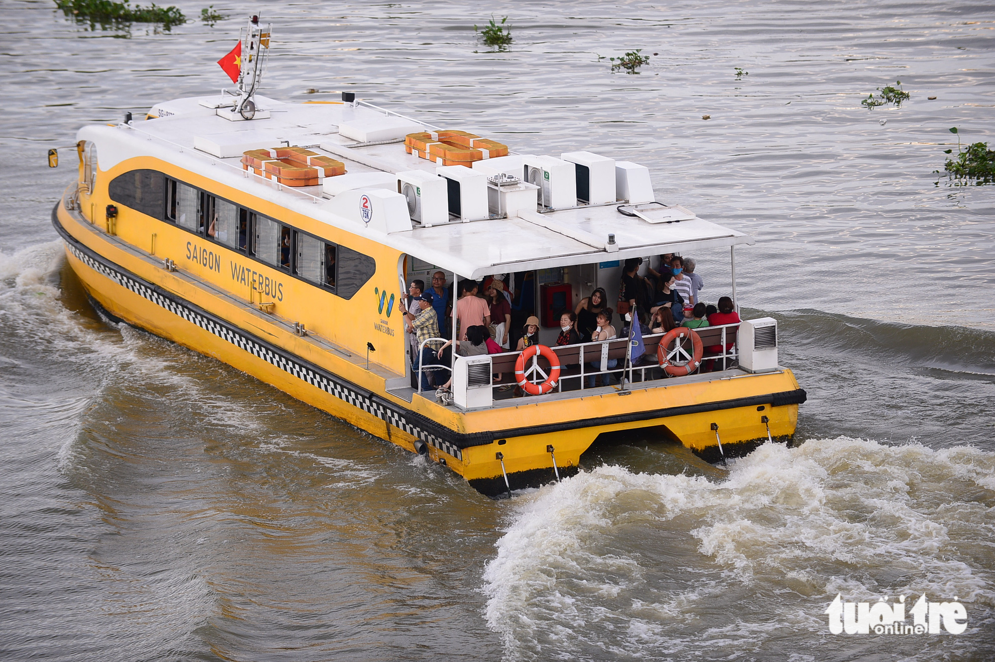Du khách thường lựa chọn ghế ngồi sau đuôi tàu để có thể ngắm cảnh quan dọc sông Sài Gòn - Ảnh: QUANG ĐỊNH